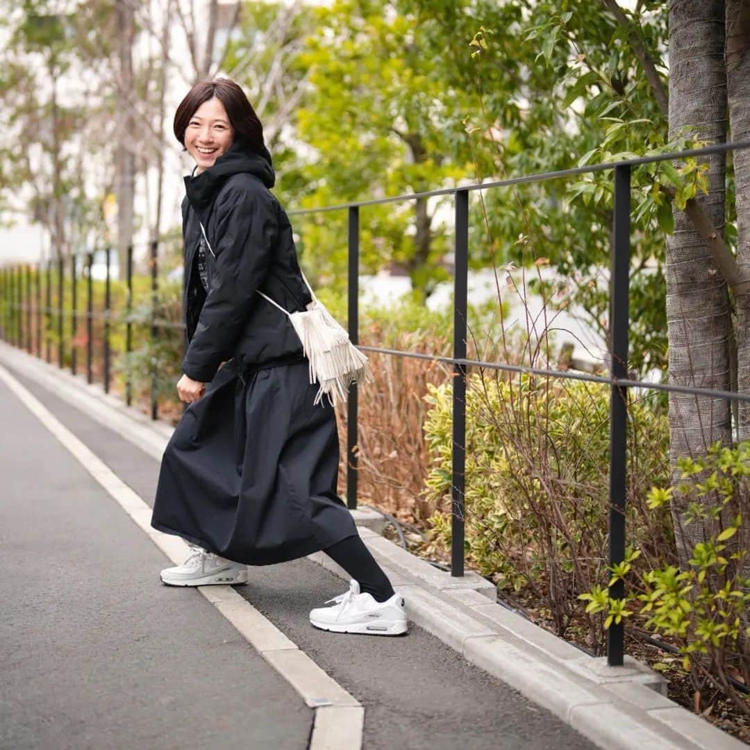 石井寛子のインスタグラム：「近影。  久しぶりに魚住さん @seiichi_uozumi  とお会いし、写真&カメラトーク📷  昔魚住さんに撮影していただいた 写真を振り返りながら いいねー！とんがってたねー！ と、大盛り上がりでした🙌  撮り手も、写り手も。 紛れもなく自分がそこにいたことを キチンと残してくれる写真📷 ありがたい存在です。  ちなみに…これらの写真は 全てsony　α7RVの 美肌モード「中」で撮影してます。  jpeg撮って出しで このツルツル感！！！！ アラフォーにはたまりませんね🤭  #sony #α7rⅴ #美肌モードの威力  #ポートレート #snap #portrait  #portraitphotography #恵比寿  #お写んぽ #魚住誠一 さん」