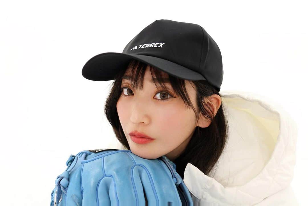 長崎望未のインスタグラム：「.  GOOD CAP👍🏾✨✨✨ @adidastokyo   最近、頭蓋骨ヘッドスパにいったら 帽子のサイズが小さくなりました🥰笑  頭蓋骨って23個の骨で できてるみたいなんですけど  そこの繋ぎ目になってる部分を どうしても押してほしいというか 剥がしてほしいというか😂  そんな感覚がここ最近ずっとあって うずうずしまくってて…笑  たまらずやっとこさ行ってきました😂  そんな感覚になる時が 皆さんもありますか？😂笑  ほんと頭って大事ですよ☺️🫶🏻w  写真のチラ見えグローブもかわちい🤤  #adidastokyo  #adidas」