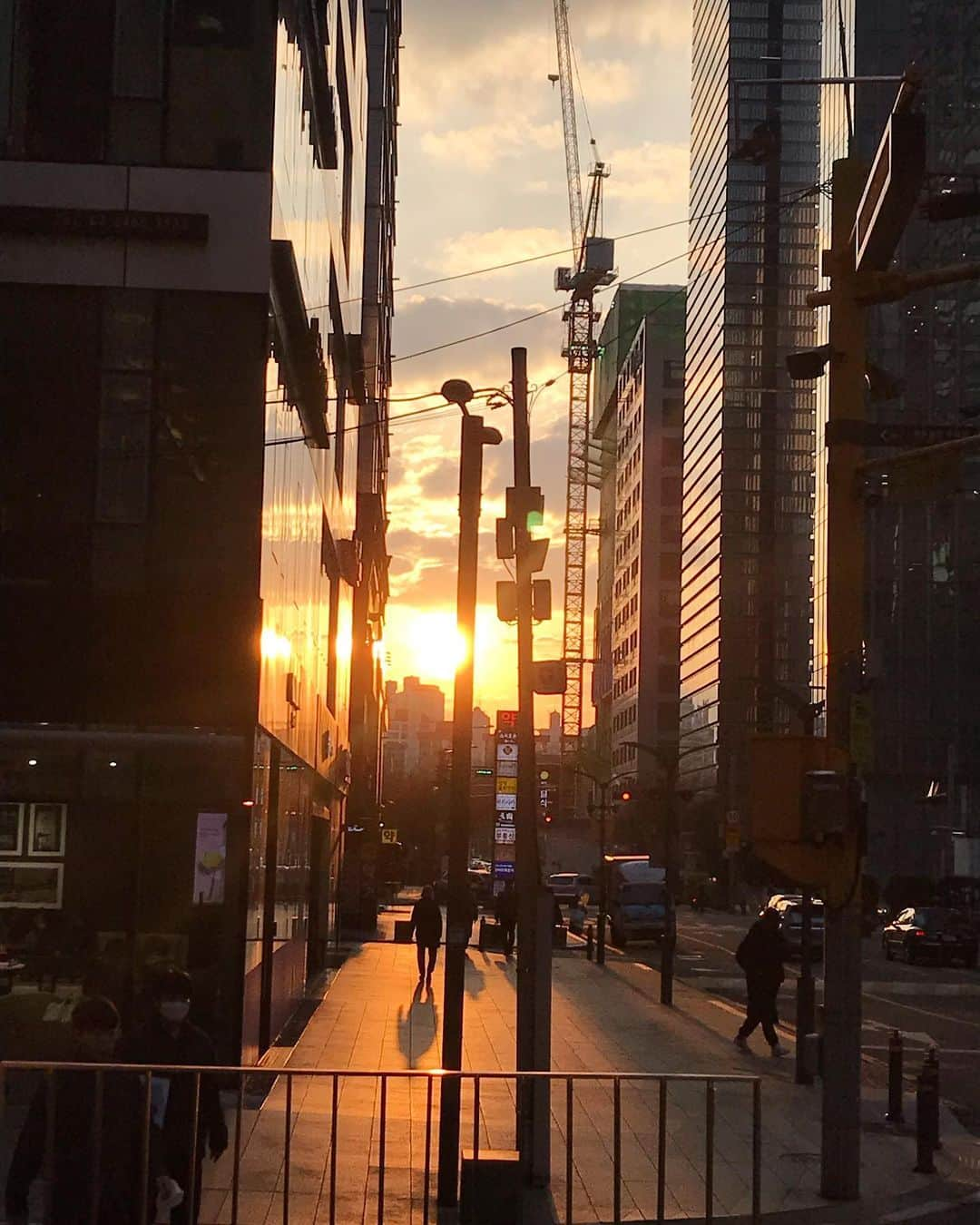 イ・ハナのインスタグラム：「오늘 노을이 참 예뻤어요  잘 지내나요. 동지들 :)👋🏻🙏🏻」