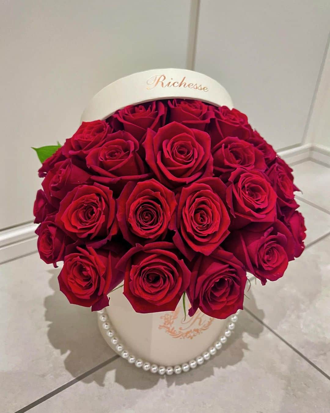 LISAのインスタグラム：「❤︎ Happy Valentine's Day ❤︎ バレンタインデーに、まさかのプレゼント🌹 360°どこから見ても綺麗。Thank you so much😢 #ValentinesDay」