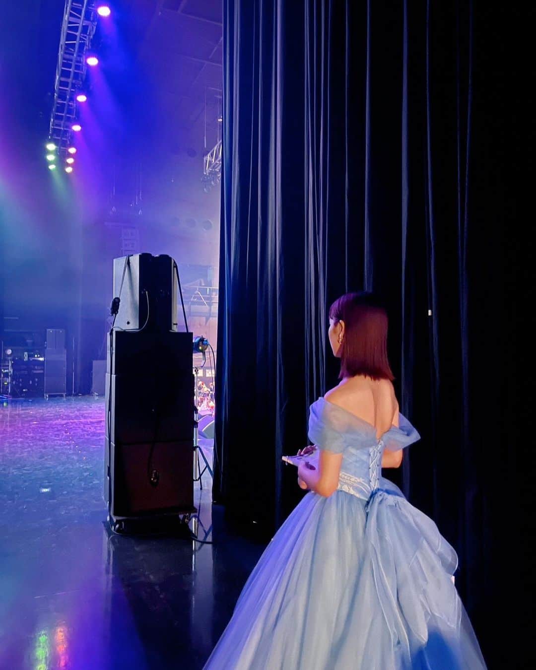 飯窪春菜のインスタグラム：「👗  UNIDOL 2022-23 Winter 決勝戦 MCを務めさせて頂きました！ 初めてのUNIDOL、本当に素晴らしくて感動しっぱなしでした🥲✨  たくさんのアイドルソングのコピーダンスが披露されていく中で、ハロー!プロジェクトの楽曲もたくさんあって、自分がパフォーマンスしていた楽曲をカバーしてもらえたこともとても嬉しかったです☺️  皆さんが8分間にかけた思い、ビシビシと伝わってきて、どのグループも本当に本当に素敵でした！！！！  お衣装もとっても素敵なドレスを用意して頂きました！！ アクセサリーも可愛いのっ！ たくさん写真撮っちゃった🥰  シークレットゲストにはまさかの宮本佳林ちゃん！🫶🏻 可愛くてカッコよくて、 “アイドル宮本佳林”最強でした！！☺️  UNIDOL実行委員会の皆様から、寄せ書きのプレゼントも頂いちゃいました🥹💓 UNIDOL10周年ということで、この素敵なイベント、、文化がこれからも長ーーーく続いていきますように！✨  アイドル好きが集まる愛に溢れた素敵な空間、とっても素敵な1日になりました！ ありがとうございました😆❣️  #unidol」