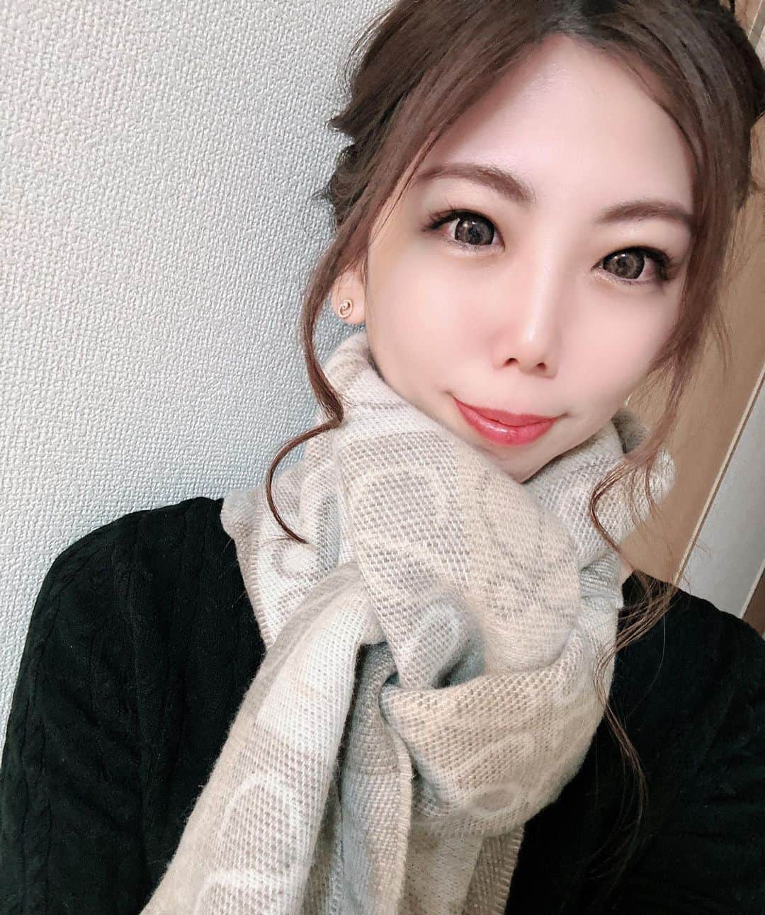 安藤ユキのインスタグラム：「マフラーの巻き方をりりたんゆきなちゃんに教えてもらった🥰⭐️  ロエベのマフラーかわちい🥰❤️  club L’Etoile ⭐️  #レトワール　#シンセイグループ　#葵ゆき#札幌　#すすきの　#北海道　#ニュークラブ#夜職　#ナイトワーク#ポケパラ #インスタ指名 #求人  #お酒好きな人と繋がりたい#札幌観光  #follow」