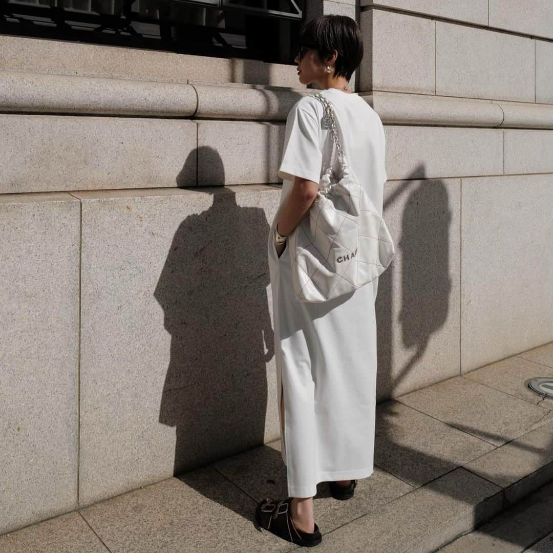 正中雅子のインスタグラム：「white T shirt dress🕊  昨年の夏に、1枚で着やすくて楽チンなワンピースがほしー と思ってデザインしたやつ🫶 シンプルだけど、私のこんなのが欲しい！を詰め込みました✌️  シワになりにくく程よい肉感とハリのあるポンチ素材を使用して 扱いやすさは勿論のことボディラインも出にくい優れもの！  これは、この夏めちゃくちゃ使うこと間違いなし♡  -PRE ORDER- 2.16 thu 12:00-2.20 mon 23:59  #MACHATT #masaco服」