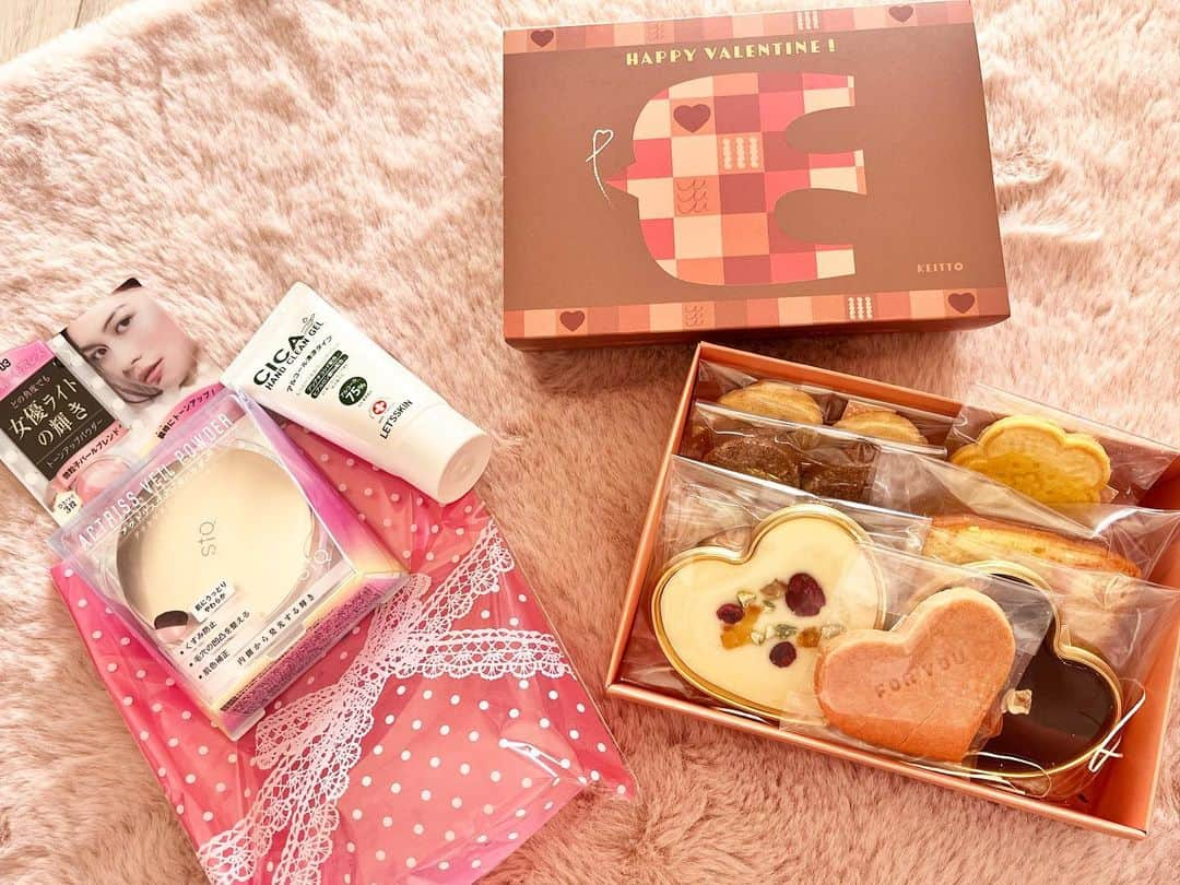 日高薫さんのインスタグラム写真 - (日高薫Instagram)「親友から嬉しすぎる🥺💓✨バレンタインプレゼント🎁が届きました😍🙏💝  いつもサプライズをありがとう🥰🌹❣️  #happyvalentinesday #サプライズプレゼント #コスメまで#❤️ #❤️❤️❤️❤️❤️❤️」2月15日 15時04分 - hidaka_kaoru_official