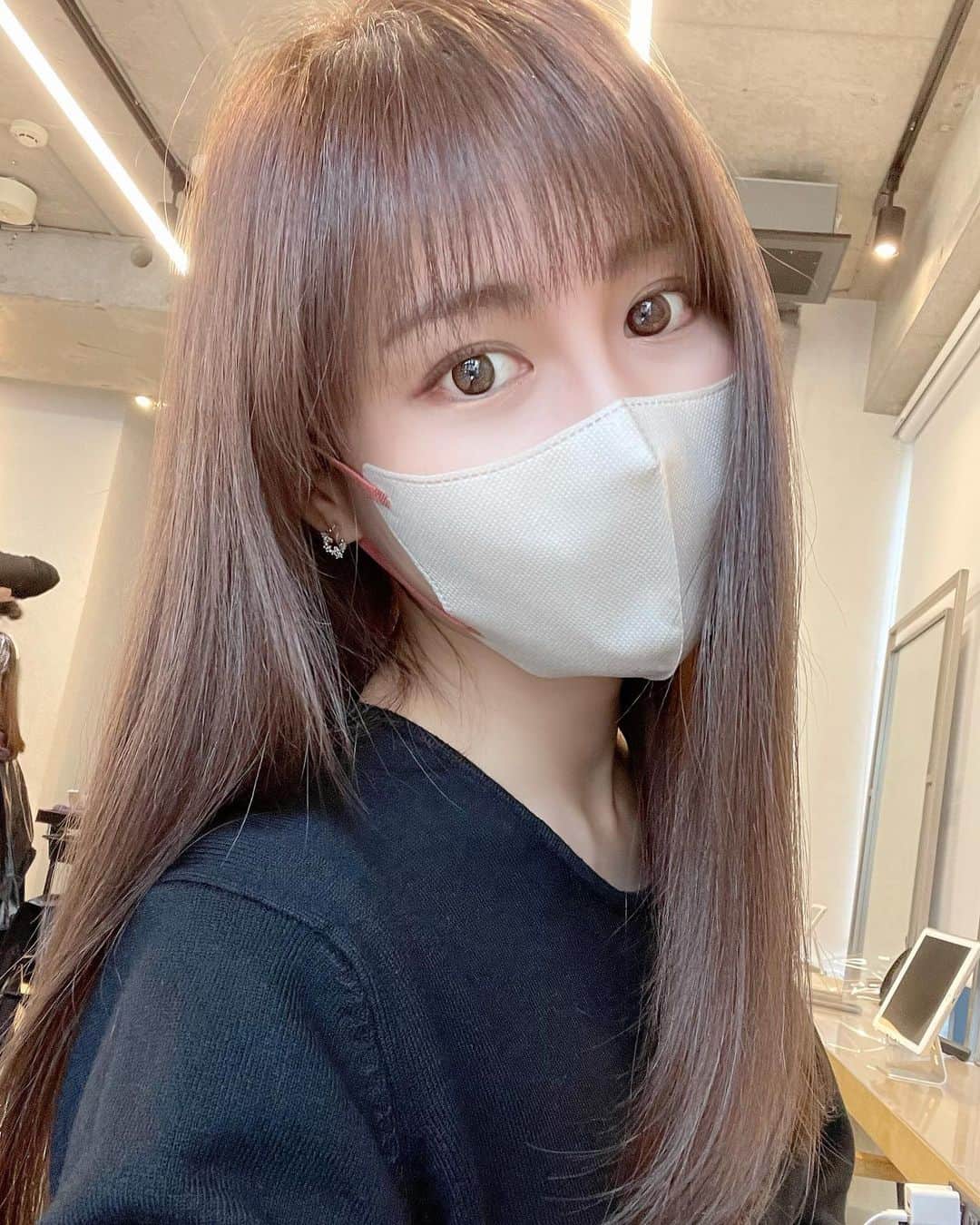 美馬怜子のインスタグラム：「日本に帰って1番に向かった先は、美容院✂️💖  やっぱり日本の美容室は落ち着きますね☺️💕  マレーシアでの、1番の悩みが水質が合わないことで🥹 髪がバサバサしてしまうのです、、、😂  でも、今回日本に帰って髪質改善トリートメントでツヤツヤに、そして透明感のあるカラーでサラサラに仕上げてもらいました✨  気分が違います☺️❤️ 感謝感謝だわー💖  @takahiro_numa 沼口さん❣️いつもありがとうございますー😁  沼口さんのカットとトリートメントは本当オススメ‼️ 日本にいたら毎月行くのになぁ🥹 また次回の楽しみにして、マレーシアではなるべくホームケアに力を注ぎます✨✨  #beautyday #髪質改善トリートメント #艶髪カラー #ロングヘア   @waystokyo」