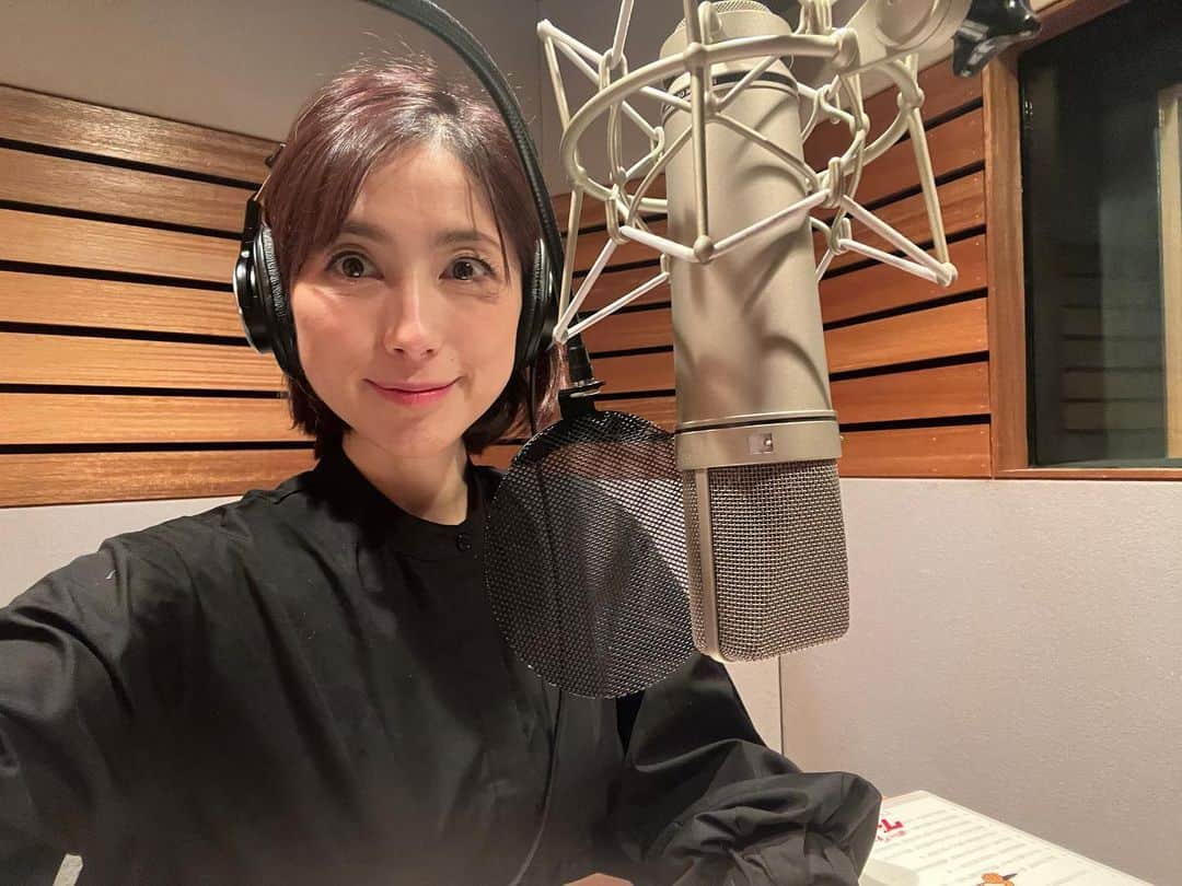 宮崎瑠依のインスタグラム：「今日は声を収録する仕事でした🎙 ある絵本を読みました〜📖✨ また時期がきたらお知らせします😃  #宮崎瑠依」