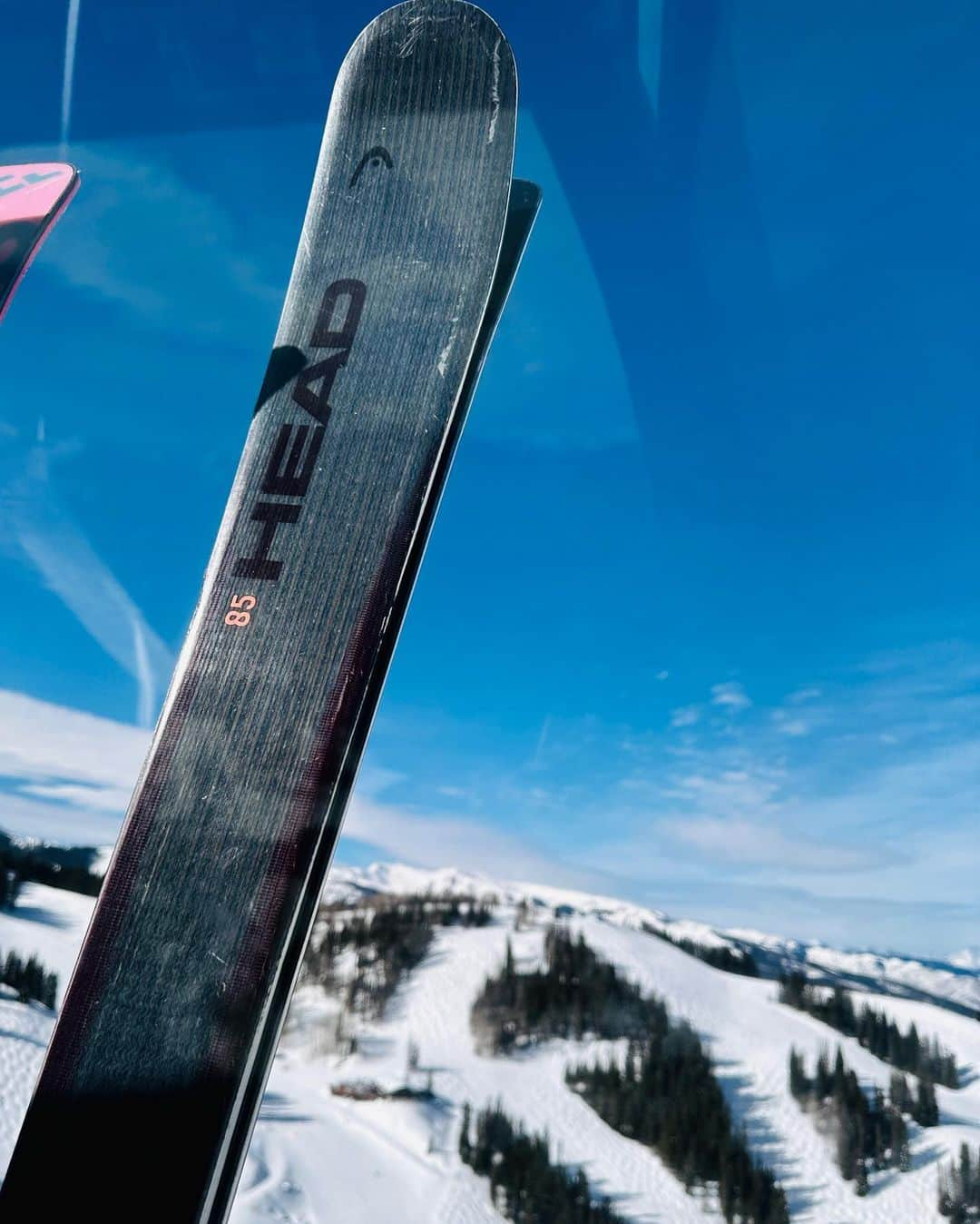 オム・ジウォンさんのインスタグラム写真 - (オム・ジウォンInstagram)「Ski is ❤️  아스펜 스키 트립은  #헤드스키 중 투어링스키를 가지고 와 보았어요.  업힐과 파우더도 가능하고 그루밍된 곳에서 즐겁게 탈 수 있어서 딱 좋았던 것 같아요.   한국에 돌아가면 다시 레이싱모델을 탈 예정입니다만. 스키도 스키복처럼  활용도에 따라 바꿔타는 재미를 알아가는 요즈음 입니다.」2月15日 15時16分 - umjeewon