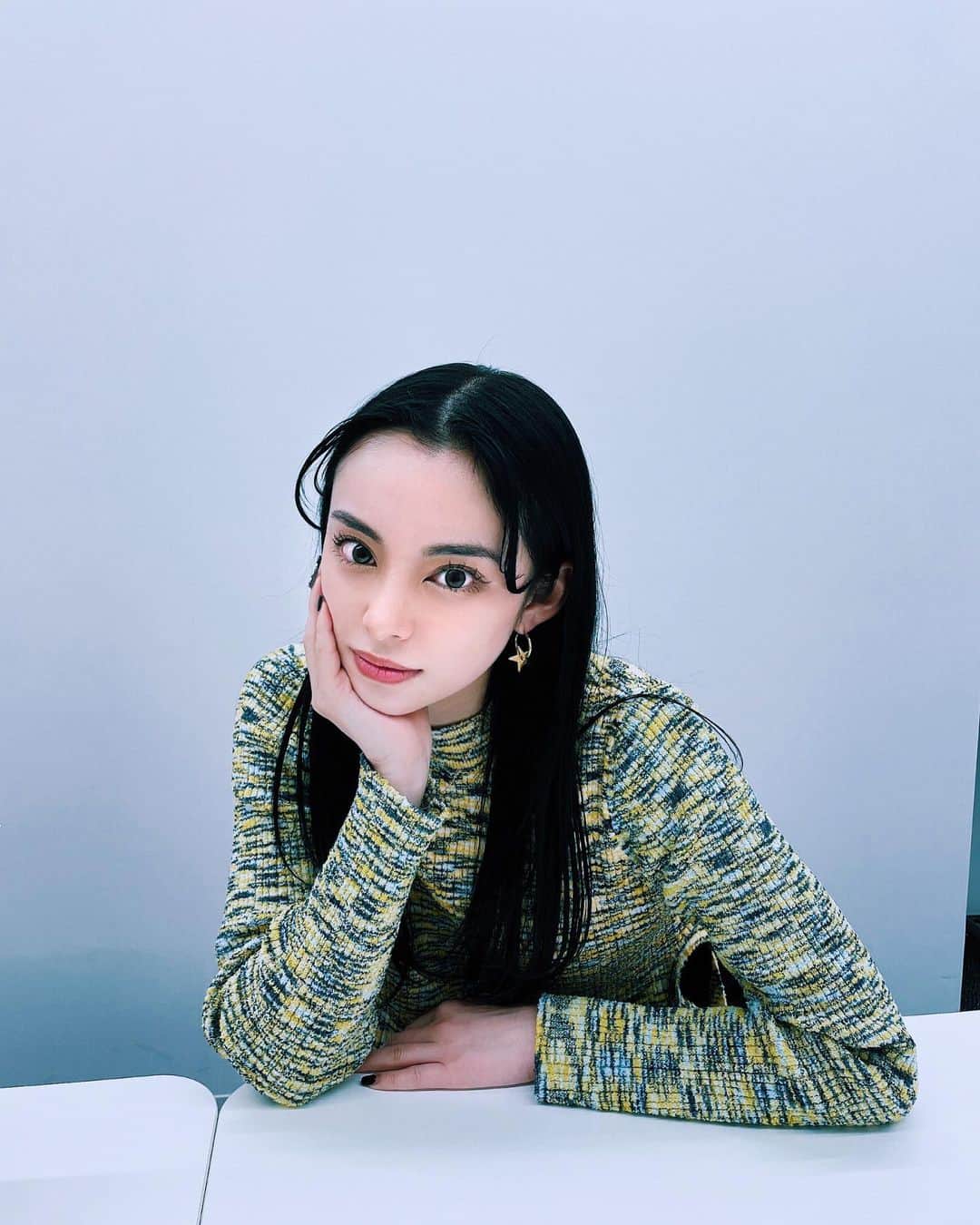 のインスタグラム：「검은 머리 긴 🖤 友達の誕生日プレゼント買いに行ったときに迷いすぎてもうワケわからなくなって自分に買ったニット。わら ⁡ #흑발 #흑발염색 #黒髪ロング #韓国フォロワーさんが多いから韓国語混ぜるように頑張ってる #Google翻訳が頑張ってる #MacBookAirを高く買取ってくれるところ教えてください」