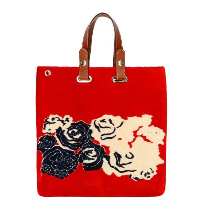 ROBERTA本店のインスタグラム：「. 【速報！！オンライン再入荷📢】  皆さまに朗報です！！  美しい発色が魅力の大人気1点モノ "ヴィンテージベルベットシリーズ"が オンラインストアに再入荷しました👏🏻✨  スタイリッシュかつ機能的♪ デイリーユースにも最適なスクエアバッグ 『カプリッチョ・ベルベット(本体)』が再入荷しました🍀  別売りの『カプリッチョ用レザーハンドル』を 組み合わせることで、 コーデに合わせてお楽しみいただけます☺️  ぜひ「ロベルタディカメリーノオンラインショップ」でお気に入りのバッグを見つけて見てくださいね😆！  ※店頭とオンラインでは入荷状況が異なります。 今回はオンラインのお知らせとなります。 ※1点モノのアイテムのため、在庫数に限りがございます。ご了承くださいませ。  🛒カプリッチョ・ベルベット(本体)  25,000円(税込27,500円) https://robertadicamerino.jp/p/search?keyword=カプリッチョ&sort=latest  🛒カプリッチョ用レザーハンドル 7,000円(税込7,700円) https://robertadicamerino.jp/c/capricciobelt/gd111  ■Page1: カプリッチョ・ベルベット318(本体) カプリッチョ用レザーハンドル/ブラウン ■Page2: カプリッチョ・ベルベット329(本体) カプリッチョ用レザーハンドル/ブラウン ■Page3: カプリッチョ・ベルベット337(本体) カプリッチョ用レザーハンドル/ブラック ■Page4: カプリッチョ・ベルベット332(本体) カプリッチョ用レザーハンドル/ブラック  ---------- オンラインショップでも販売中👏 プロフィールよりご覧いただけます🔍 https://robertadicamerino.jp  ---------- #ロベルタ #ロベルタディカメリーノ #robertadecamerino #roberta#イタリア #オンライン#再入荷  #ハンドバッグ#ショルダーバッグ #ポシェット#ボディバッグ #軽量#軽量バッグ #大人可愛い#大人カジュアル #きれいめコーデ#休日バッグ #休日コーデ #牛革 #ベルベット#ヴィンテージ #ヴィテージベルベット #1点もの  #ギフト#プレゼント #ご褒美 #スタジオアタオ #イタリア#🇮🇹  #春コーデ」
