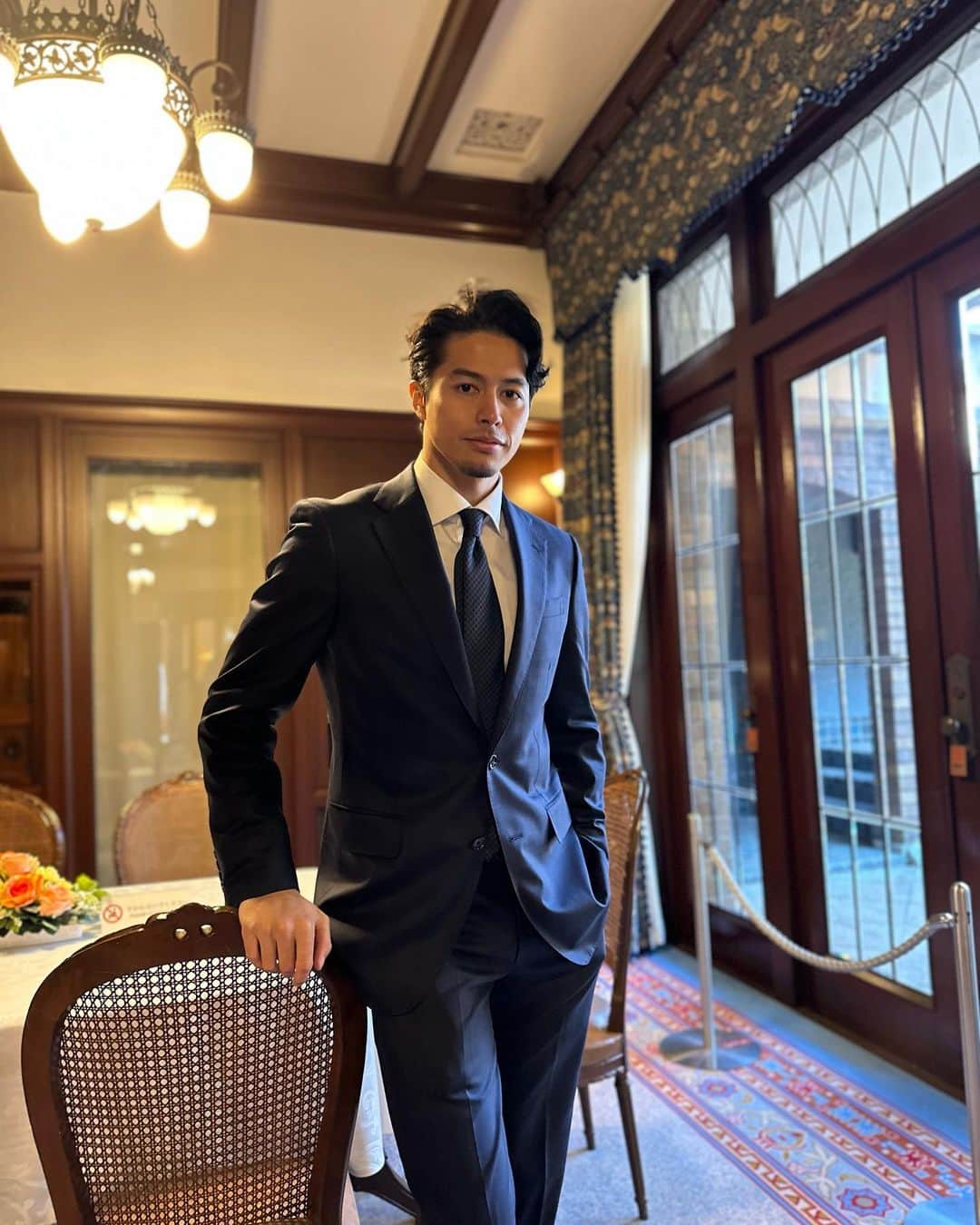 三渡洲舞人のインスタグラム：「そういえば昨日はバレンタインデーだったのですね。笑  今日のロケ場所は素敵だったけど寒過ぎよ☃️  #model#fashion#suit#suitstyle#shooting」
