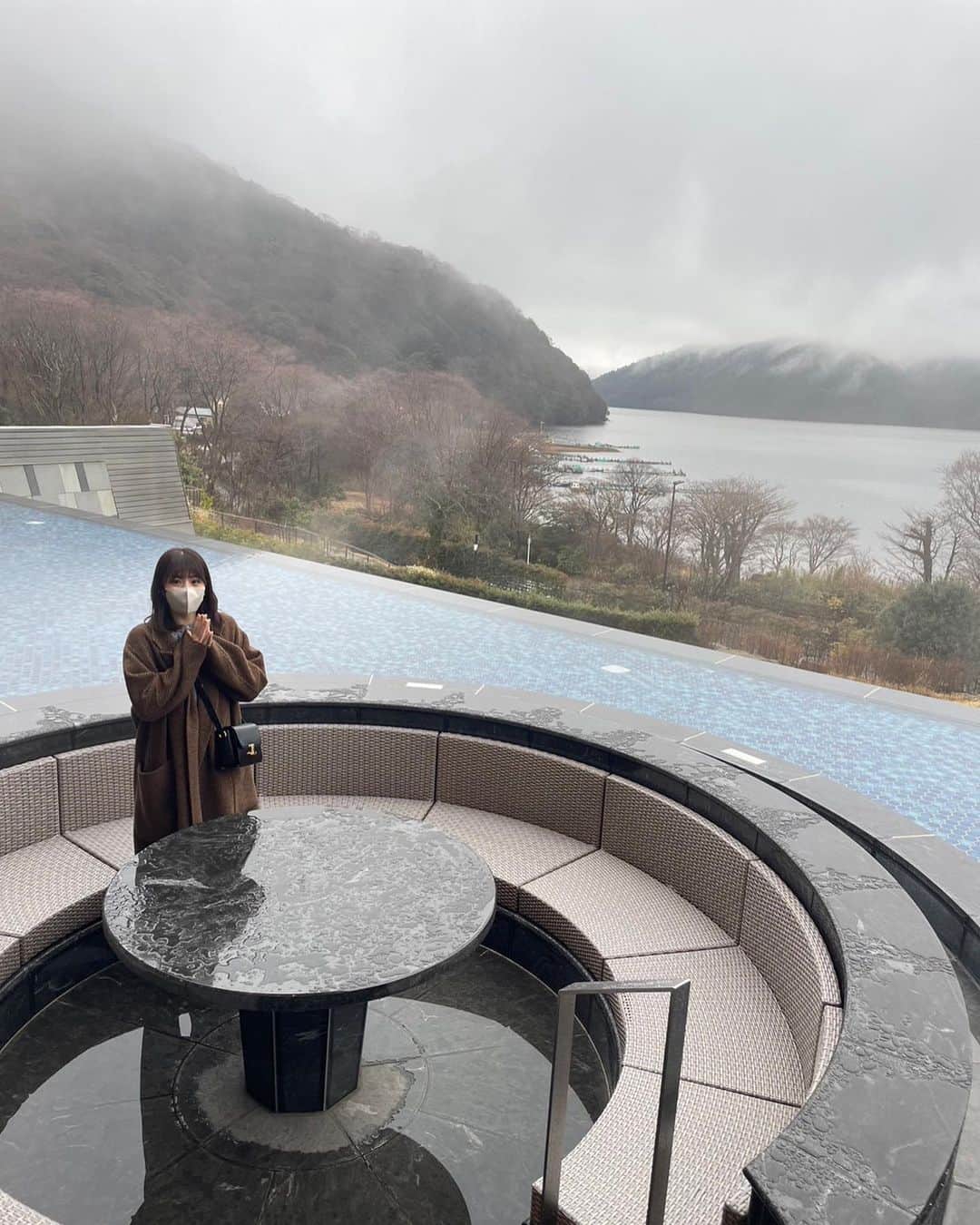志田千陽のインスタグラム：「人生初の温泉旅行☺︎ 1泊2日のプチ旅行だったけど、とっても素敵な旅館に、美味しい食べ物で癒されました（；＿；）💓 #推しとお揃いのコート #todayful」