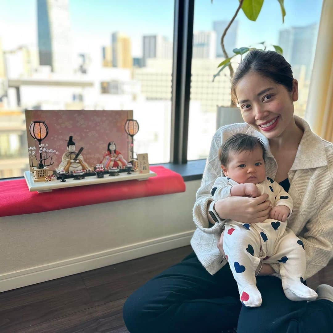 May Pakdee メイ パクディのインスタグラム：「2months and a half has passed ! - My sweet sweet baby Annabel 💕 Thank you for smiling so much for us xx You’re melting my heart everyday and every second xx 🥹💕. Daddy did great on photo no.3😂. . . . 2ヶ月半が経って少しだけ慣れてきました🥹アナベルが沢山笑ってくれる時とても幸せ💕小さいのに凄く頑張ってくれてる🥹💕3枚目の笑いは、Daddyの芸ですよ😂. . . . #2monthsOld #babygirl #2ヶ月半 #赤ちゃん」