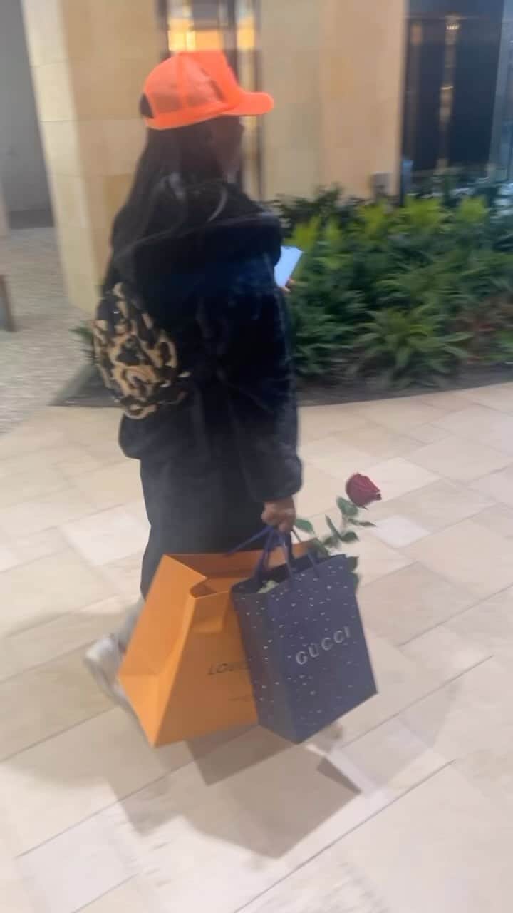 ニック・ヤングのインスタグラム：「Happy Valentine’s Day  lol I had enough 😂😂😂 she try to pull a fast one」