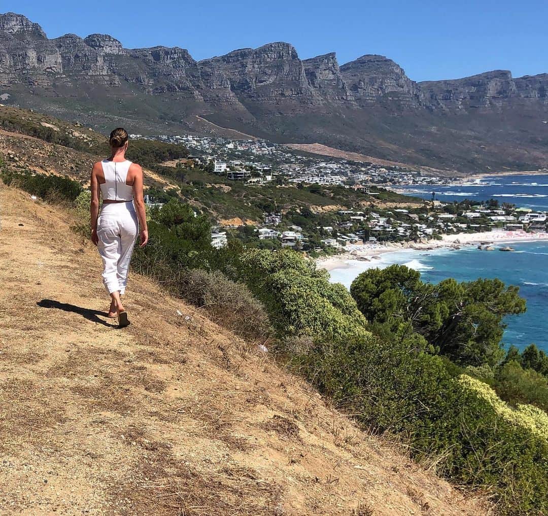 イモージェン・ケアンズのインスタグラム：「Found my place 🇿🇦 #capetown #campsbay #cliftonbeach #tablemountain」
