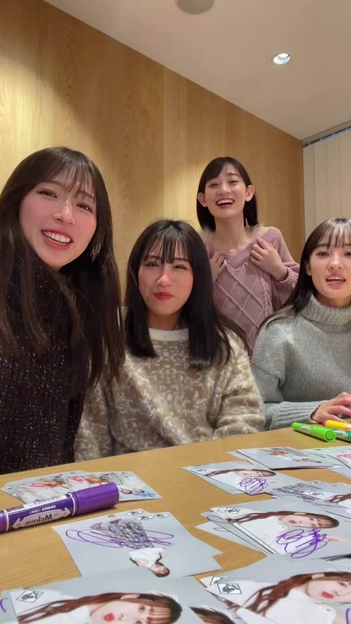 のインスタグラム：「2/25 シャチカーニバル@渋谷 で販売する生写真にサインを書きながらのゆったり配信です〜☺️ みてね！！そしてライブで待ってまーす🎤💓」