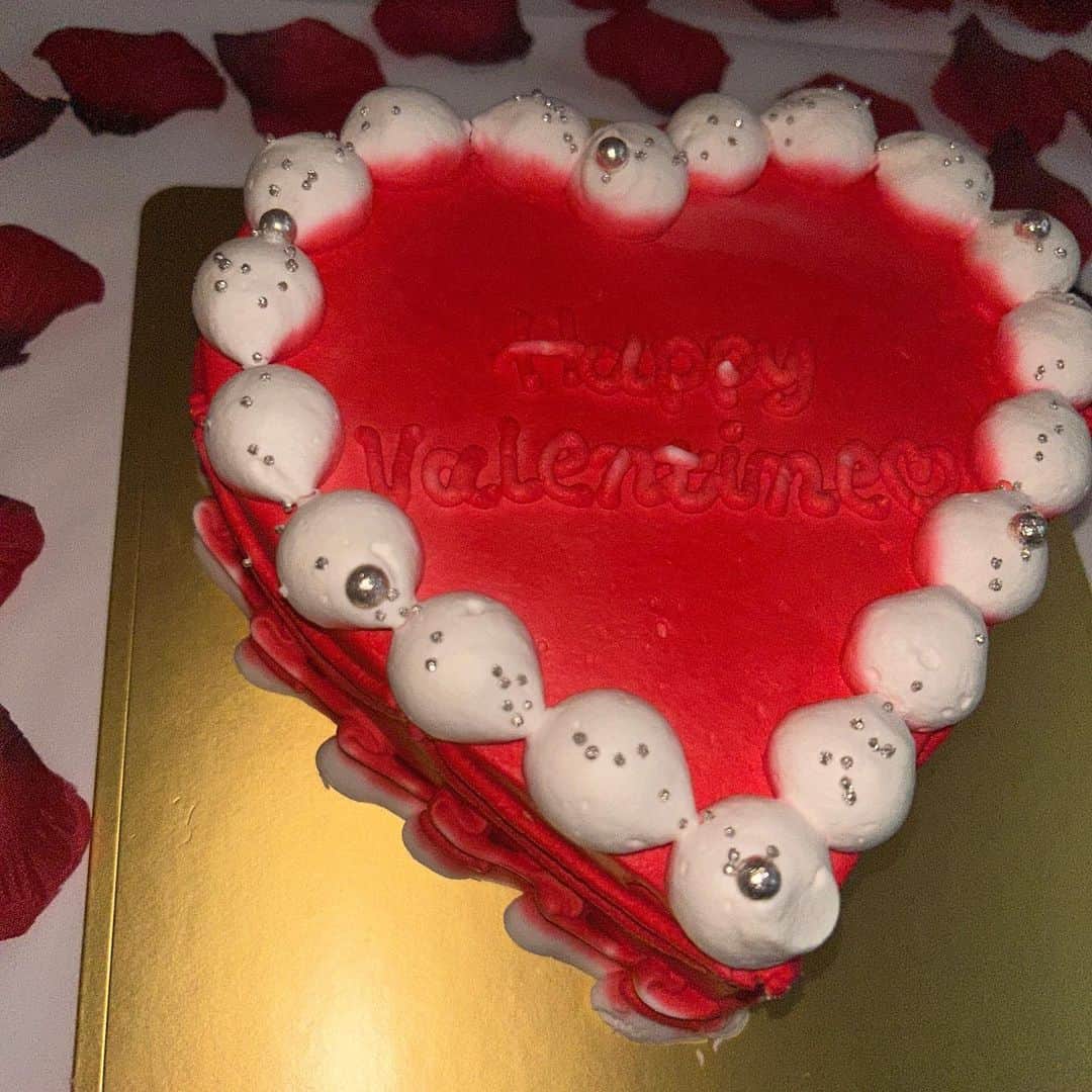 粕谷音のインスタグラム：「バレンタインのケーキ激カワでした🎂♥️ 自分でクリームの色とか形とか考えるの楽しかった🫶🏻   #cakewith_PR」