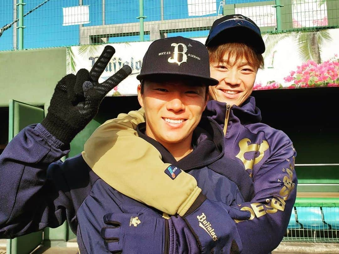 山﨑福也のインスタグラム：「我らがエースと選手会長✌️ #山本由伸 #杉本裕太郎  #宮崎キャンプ」