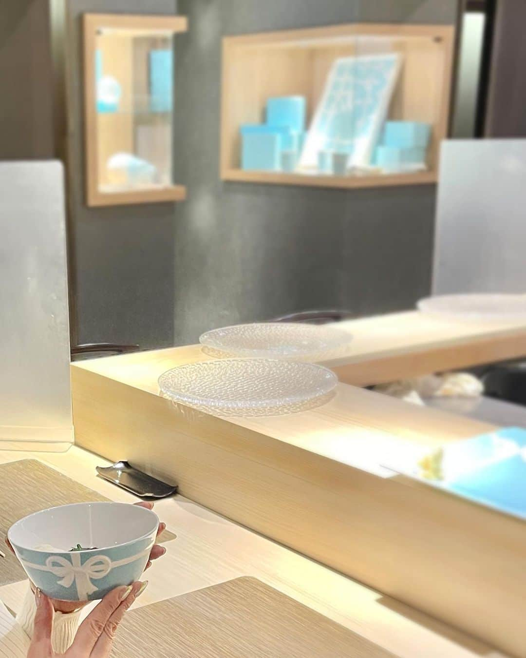 YuhKawasakiさんのインスタグラム写真 - (YuhKawasakiInstagram)「Tiffanyのお寿司屋さん行ってきた💍✨🍣🥢🍵  #Tiffanysushi#すし通#北新地#北新地寿司#北新地グルメ #ティファニー寿司#Tiffany寿司#メルセデス#メルセデスベンツ#ベンツcクラス #mercedesbenz #mercedes #車好き女子 #ペーパードライバー#ペーパードライバーの旅 #税金対策#納車#メルセデス女子 #運転席 #車内 #新型cクラス #ベンツ好きな人と繋がりたい #ワンピースコーデ #ドライバーショット #ドライブデート #運転中」2月15日 17時25分 - yuhkawasaki