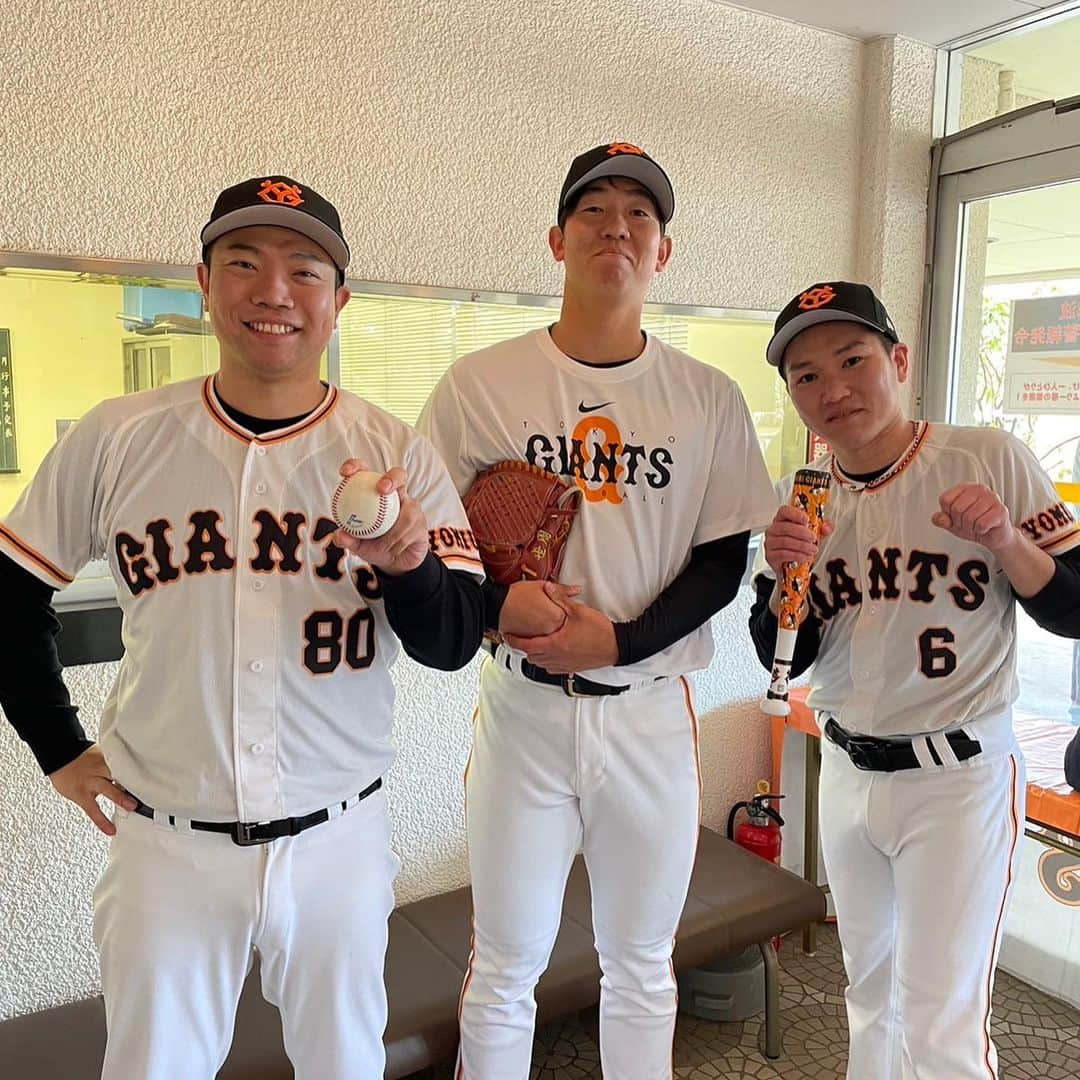 あれ慎之助のインスタグラム：「畠世周投手がボールくれたぁぁ🥹⚾️ もうめちゃくちゃ頑張ってほしい🔥 #ジャイアンツ #巨人 #畠世周 #最高でーす」