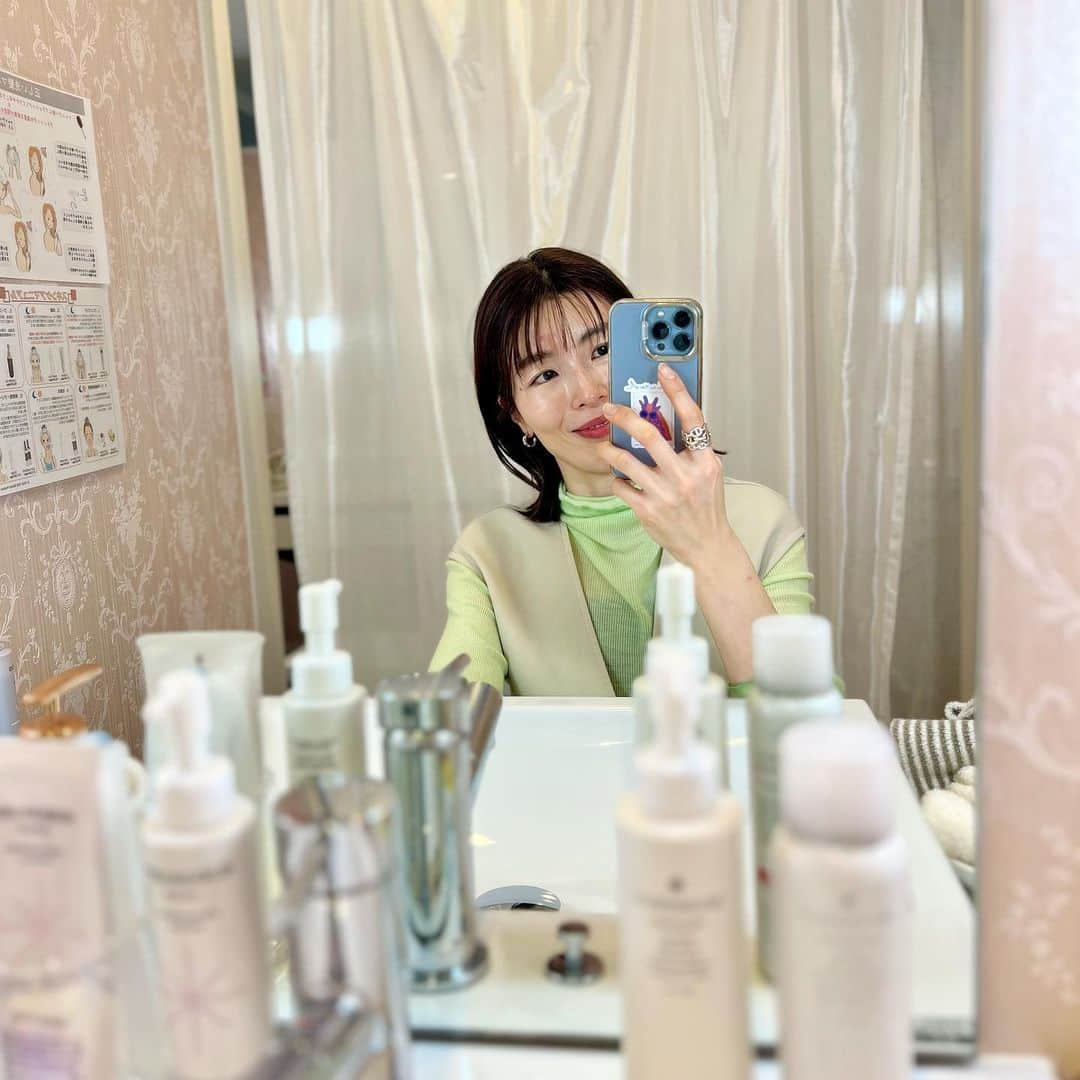 ayakoのインスタグラム：「【初めての美容鍼💆🏻‍♀️✨】 ついにマスクを外す日が近づいて来ましたね。。😷 みなさん準備はできてますか♡ ・ フェイスラインをスッキリしたくて、@biyohari_blea ブレア銀座さんに行って来ました💖 なにげに、体験するのは初めてな美容鍼‼︎ほんの少し緊張してましたが、 こちらのサロンは先生のカウンセリングがすごく丁寧で悩みに寄り添ってくださり、店内も綺麗だしリラックスして過ごせました🥺 ・ ⚫︎カウンセリングシート記入 ⚫︎洗顔 ⚫︎カウンセリング ⚫︎漢方パック ⚫︎鍼 ⚫︎オイルフェイシャルマッサージ こんな感じの流れだったはず💡 2時間あっという間でした🪞✨ ・ 鍼は顔周り手首足首などに必要最低限の本数を☺️ 身体がポカポカ巡りが良くなるような感じ＆なんといってもお顔のビフォーアフターが‼︎🫣笑 左右差ドコイッタ？重たそうな目元もぱっちりして血色アップ😍　 (大きめニキビができちゃっててオデコ赤いです😂笑) ・ 最後パウダールームで紅茶もだして下さり、頂きながら帰り支度しました🎀 ・ こんなお悩みがある方⬇️ ⚫︎顔の大きさ ⚫︎顔の左右差 ⚫︎ハリ感不足 ⚫︎表情筋が動かしにくい ⚫︎身体の不調 一度相談してみください♡ 東洋医学の観点からの、体質に合わせた食べ物をアドバイスしてくださったり知識の豊富さも信頼できます🙏✨ ・ #美容鍼#美容鍼灸 #ハリウッド式美容鍼 #ハリウッド式美容鍼灸 #上田式美容鍼 #ブレア銀座#ブレア元町 #ほうれい線#リフトアップ #小顔#元町#銀座#上田隆勇 #美容好き#美容好きな人と繋がりたい」