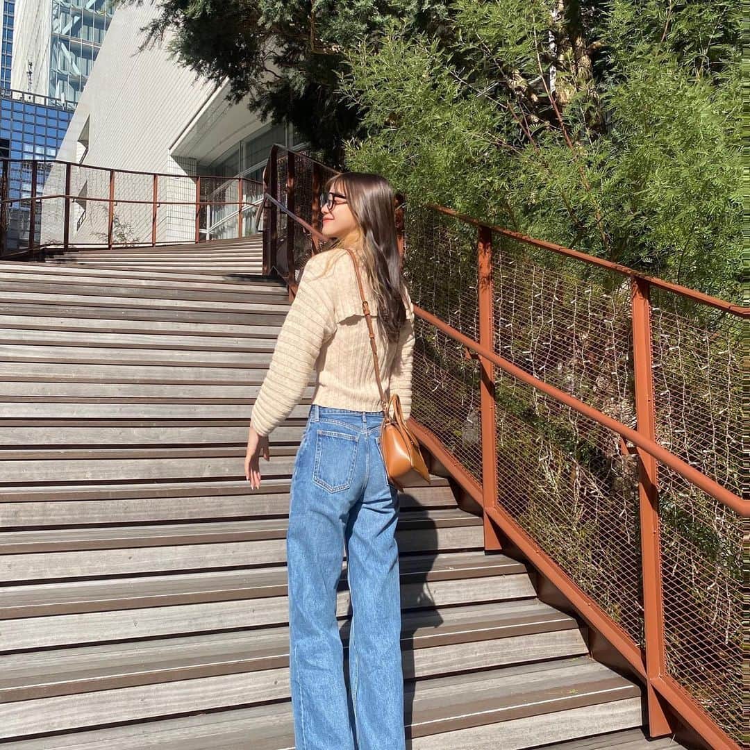 溝部ひかるのインスタグラム：「.  ☕️🌿👓  @moussyofficial  のローライズデニム骨格ストレートにピッタリだし 形が綺麗でお気に入り。🤍  コメント返すー！💬  #ootd#gu#guコーデ#moussy#moussysnap #zara#zaraoutfit#zarawoman #春コーデ#大学生コーデ#シンプルコーデ#デニムコーデ #骨格ストレート#骨格ストレートコーデ #ローライズ」