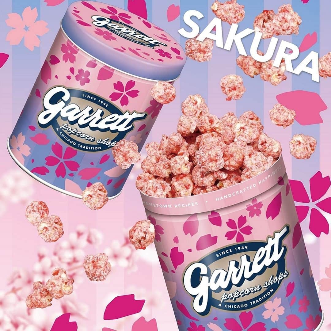 のインスタグラム：「3年ぶりの新作登場『Garrett SAKURA缶』🌸​  春シーズンの人気限定デザイン缶『Garrett SAKURA缶』が3年ぶりに本日より発売となりました！空いっぱいに広がる満開の桜をイメージしたデザインで一足お先に皆様に春をお届けします✨​  同時発売の限定レシピ『ベリーベリー ホワイトチョコレート』🍓と組み合わせた 春カラーのギフトがおススメです😋​  ​​ #garrett #garrettpopcorn #garrettjp #popcorn #ギャレット #ギャレットポップコーン #ギャレットポップコーンショップス #ポップコーン #原宿 #酒々井プレミアムアウトレット #名古屋  #南町田グランベリーパーク #土岐プレミアムアウトレット #岡崎 #オンラインショップ #10周年 #イチゴ #ストロベリー #ホワイトチョコレート #SAKURA #サクラ」