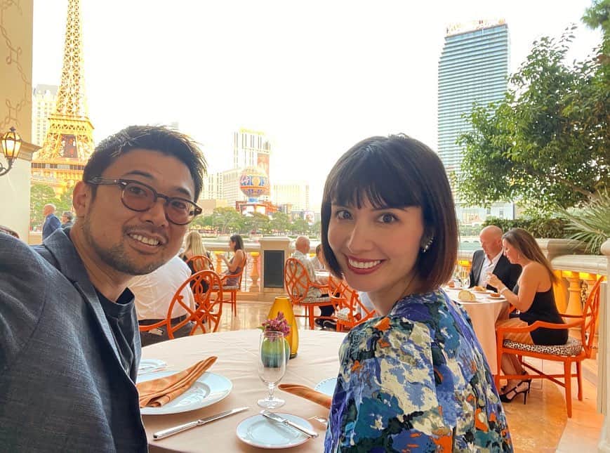高松チェルシーリナのインスタグラム：「. アメリカでのバレンタインデー🇺🇸🍫 こちらでは男性が女性をエスコートするという文化🥰 なので、どこのお店でも花束や風船、プレゼント用の紙袋を購入している男性がいっぱい😍😍 その光景が新鮮すぎて、軽いカルチャーショック！！w . なので私も、旦那にチョコをおねだりしました💜笑 初めて男性からバレンタインチョコもらって、すっごい嬉しかった🥹❣️ こんな気持ちなんだぁ〜って🤣💕笑 2人で撮った写真無さすぎて去年の結婚記念日の写真w #まだ痩せてる . これからも感謝と愛の気持ちを忘れずに過ごしていきたいと思います🥹💕 . @taro_hashimoto421  . It was my first Valentine's Day in the US and also the first time I ever got a gift from a man because In Japan, it's the day when women give chocolates to men. I was very happy🥰 . #バレンタイン#人生初めてもらう側に#美味しいチョコレートでした#ありがとう#💕」