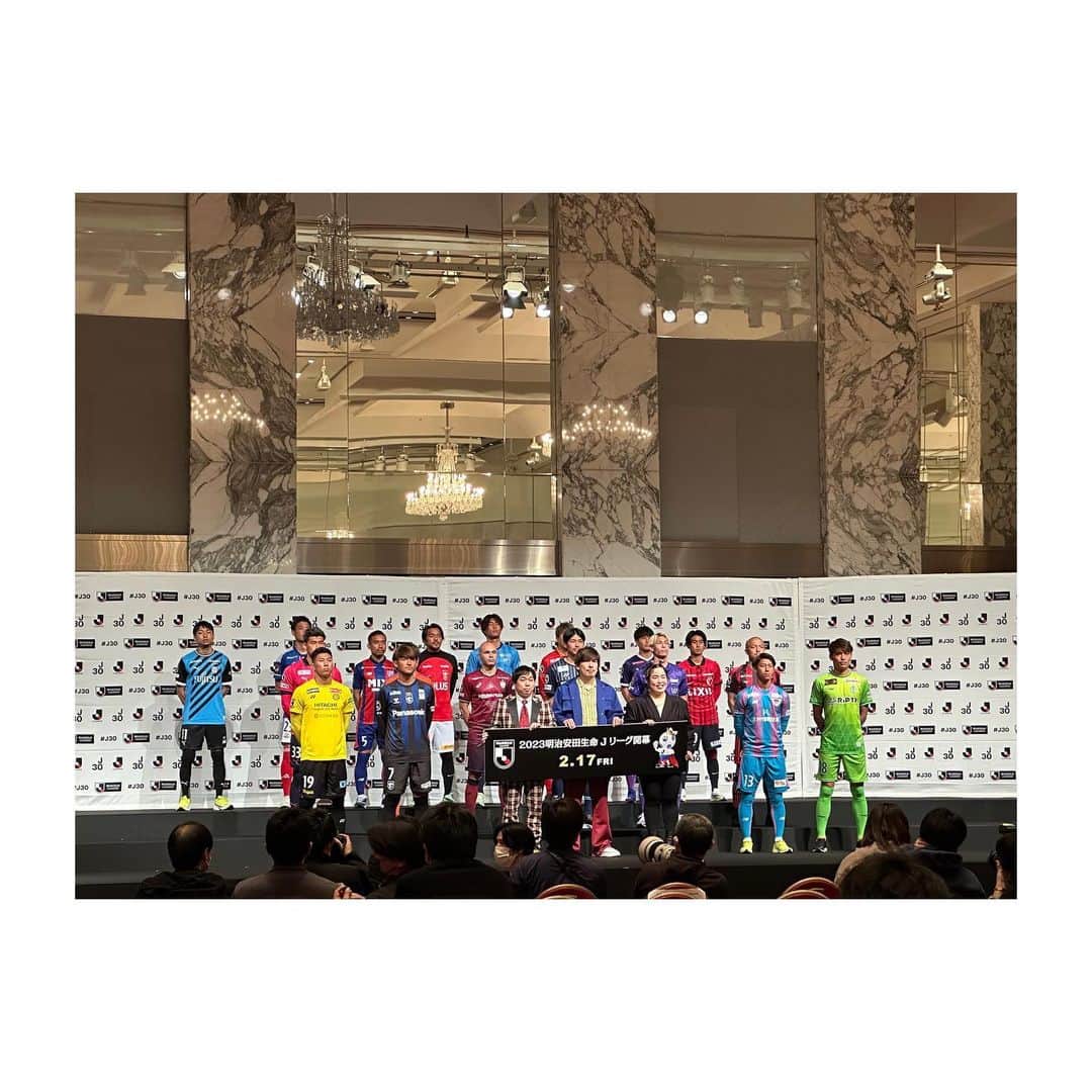 阿井莉沙のインスタグラム：「昨日は2023Jリーグキックオフカンファレンスへ⚽️✨  監督、選手がそれぞれ今年の意気込みを語る中、小林選手は復帰後のゴールパフォーマンスがもう決まっているということで✨さらに小林選手の復帰ゴールが楽しみになりました😆  今年はJリーグが30周年✨ 節目の年にフロンターレのタイトルを刻みたいですね🤩  #frontale #川崎フロンターレ」