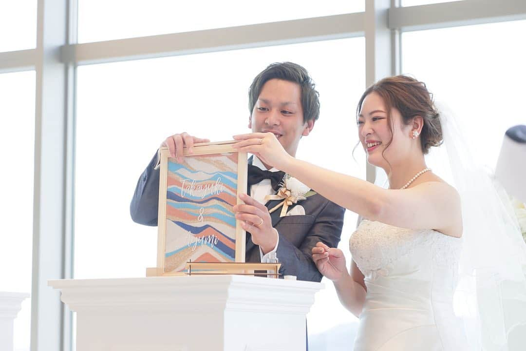 ホテルモントレ姫路ウェディングのインスタグラム：「・ @hotelmontereyhimeji.wedding ・ ゲストみなさまと一緒に作る結婚証明書🍀 【サンドセレモニー】演出です！ 〝結婚生活において大切だと思うこと” を砂の色に合わせて行っていただきました💛💜 ・ -----------------------. ホテルモントレ姫路** ➭世界遺産・姫路城を一望できる 絶景のスカイチャペル☆* ・ ➭JR姫路駅直結の好立地 ・ 公式HPブライダルフェア予約は TOPのURLよりcheck☆* ☞@hotelmontereyhimeji.wedding -----------------------. ・  #プレ花嫁 #卒花嫁 #卒花  #結婚式 #結婚式準備  #結婚準備 #ウエディング #ウエディングレポ  #花嫁  #花嫁diy #挙式 #結婚式レポ #挙式レポ  #ウエディングドレス  #ホテルウェディング  #ウェディングフォト  #チャペル  #少人数婚  #人前式  #ブーケ #サンドセレモニー  #フラワーシャワー  #プロポーズ #指輪探し」