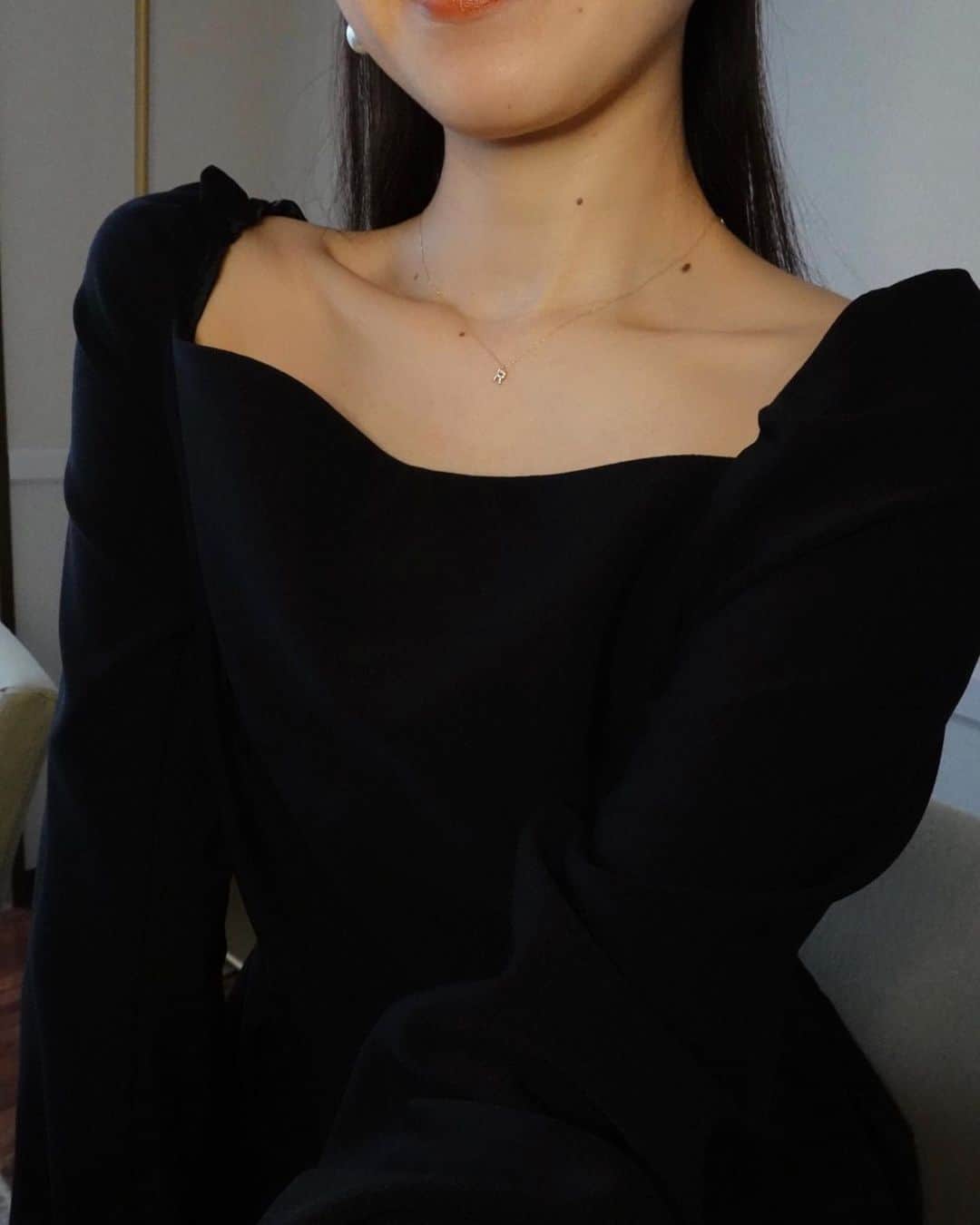 小嶋梨奈のインスタグラム：「小ぶりのRがさりげな可愛くて 付けるたびときめくー☺️♡ 普段のネックレスとの重ね付けが良き良き◎  #alettajewelry  #ネックレス #ジュエリー」
