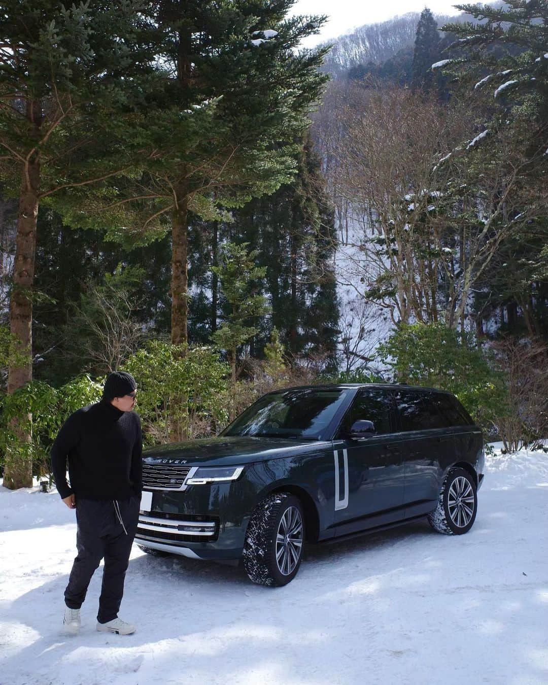 稲垣啓太のインスタグラム：「雪道でも安心だな。  @landroverjpn  #newrangerover」