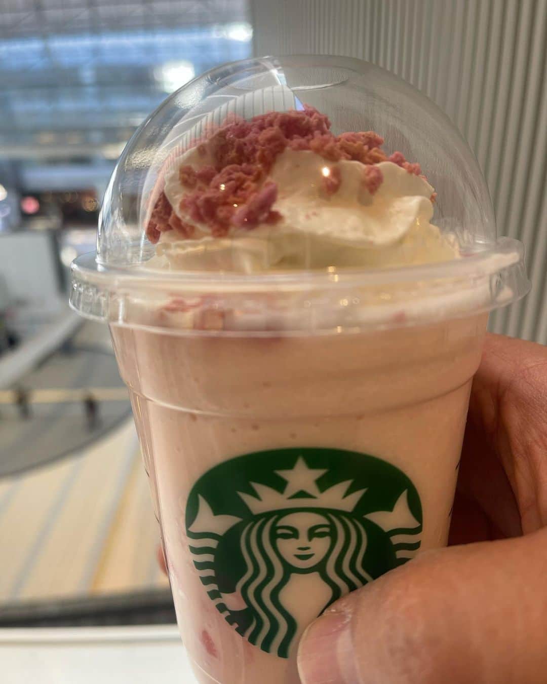 石川修司のインスタグラム：「新作のさくら咲くサクフラペチーノ。 食感も良くてうまし！ #starbucks  #フラペチーノ」