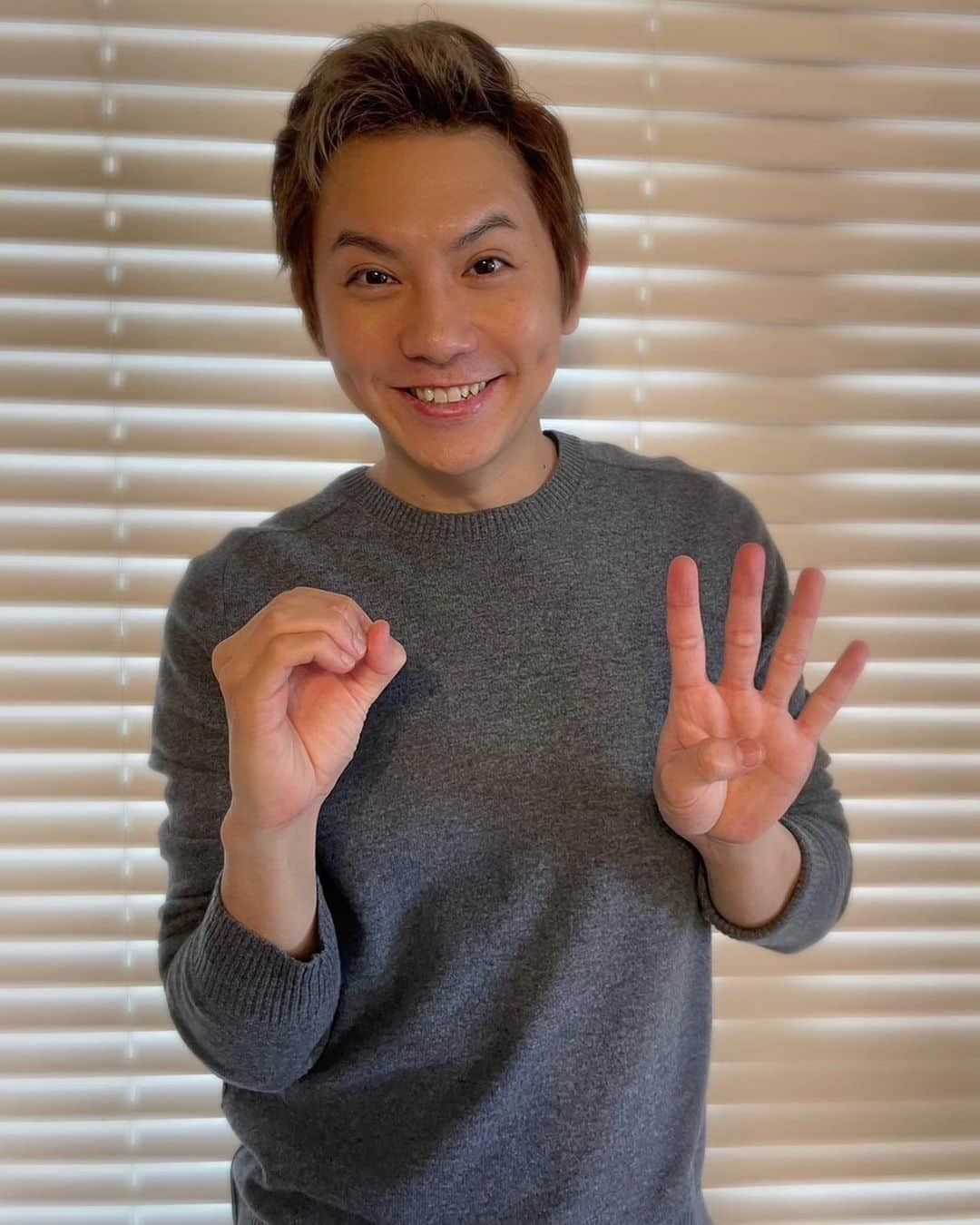 岡田亮輔のインスタグラム：「🎂2023年✨2月16日✨🎂  ついに僕も40歳になりました✨😆✨ 30代は結婚✨息子が産まれ✨娘が産まれ✨てと自分の人生の中でもっともドラマチックで✨とても充実した10年間でした☺️  いつもいつも応援してくれている皆様には感謝の気持ちでいっぱいです❤️ありがとうございますm(_ _)m❤️ 手の40歳が逆になっているのはご容赦下さい（笑）😂 これからも皆様の前で最高でhappyなパフォーマンスが出来る様に💪変わらず一つ一つのお仕事を真摯に真正面から感謝を込めて務めさせて頂きますので😊✨40歳になった岡田亮輔も宜しくお願い致します❗️❗️❗️❗️❗️  PS.家族が🎭ウィキッド💚カラー💚でお祝いしてくれました✨嬉しい✨いつも家族には感謝です❤️☺️❤️ #40歳 #誕生日 #感謝の気持ちでいっぱいです #充実した10年間でした #2月16日生まれ #これからもよろしくお願いします #岡田亮輔 #ウィキッドカラー #家族に感謝」