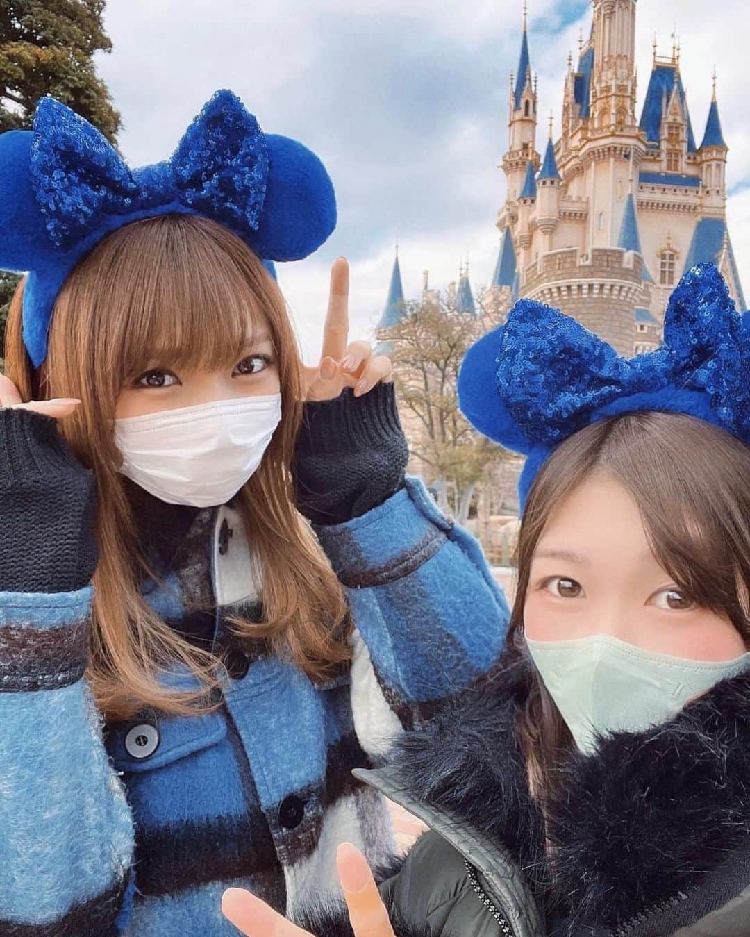 本間成美のインスタグラム：「昨日はディズニーランドへ🐭❤️  もちろん目当ては美女と野獣✨ 素敵すぎて拍手したー🥰👏  カチューシャかハットか迷いすぎてどちらも購入✌️ 最近青系のものが好きみたい😚  それとスペースマウンテンは最高に楽しいことを再確認しました！！！  #高校の親友と  #強風でした」