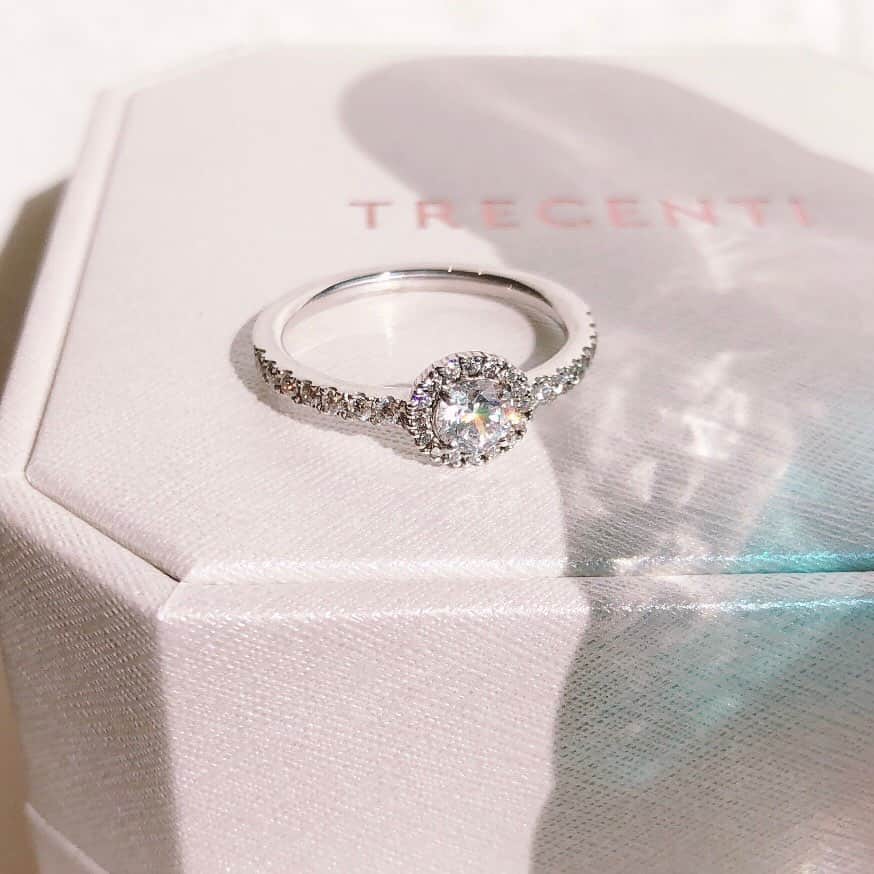 TRECENTI トレセンテさんのインスタグラム写真 - (TRECENTI トレセンテInstagram)「中央で輝くダイヤモンドの外周を、更にダイヤモンドで取り巻いた贅沢なデザイン「ブリランテ」。 ダイヤモンドの輝きを普段から存分に楽しめるように指輪の"高さ"を最大限に抑えています。 末永く指輪の輝きを楽しみたい方へおすすめの指輪です。  ----------------------------------------------  #トレセンテ #trecenti #婚約指輪 #結婚指輪 #マリッジリング #婚姻届 #ブライダルリング #プレ花嫁 #プレ花嫁さんと繋がりたい #内甲丸 #日本中の花嫁さんと繋がりたい #日本中のプレ花嫁さんと繋がりたい #ブライダル専門店 #結婚式前撮り #ブライダルジュエリー #全国のプレ花嫁さんと繋がりたい #v字リング #トレセンテフローラ #ピンクダイヤモンド #ピンクゴールド #プロポーズ #エンゲージリング探し #サプライズプロポーズ #プロポーズ準備 #重ねづけ #エンゲージリング #エンゲージリングと重ね付け #重ねづけリング #セットリング」2月17日 17時00分 - trecenti_flora