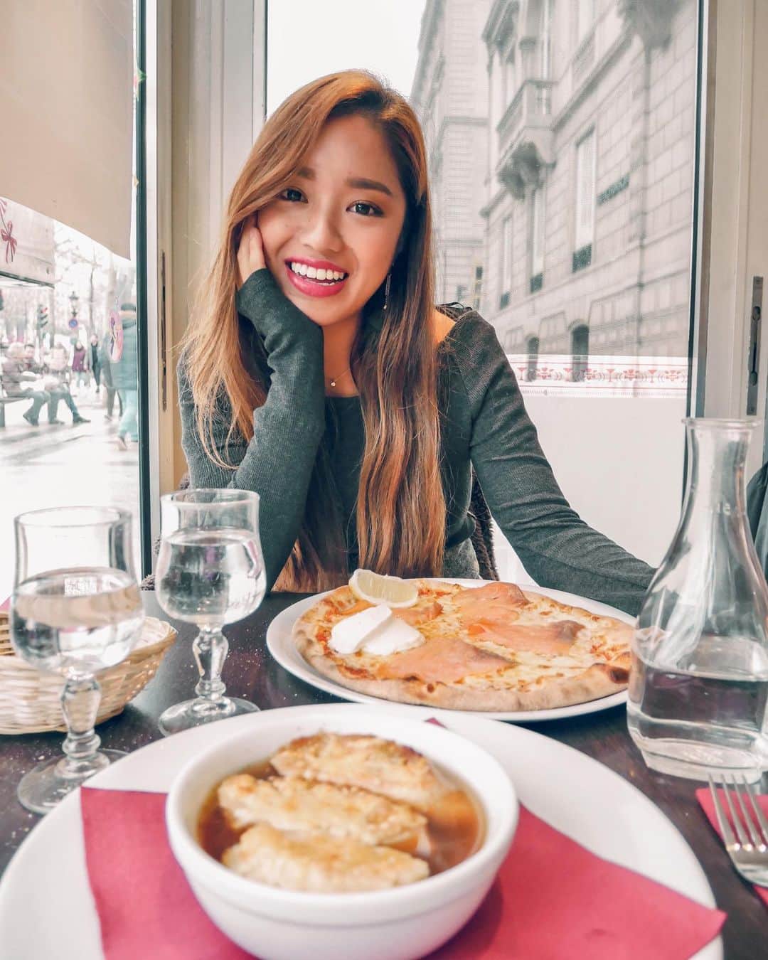 羽石杏奈のインスタグラム：「when I was in France.. 🇫🇷✨ 数年前の冬、フランスを旅してたとき📸  旅行中にちょうどデモが起きてて、状況は日々変わるし、 ネットで調べても分からないことが多くて、 心配なこともあったんだよね💭 観光庁が出してる「Z世代への海外旅行調査結果」を見て、 現地の言葉もわからないし、海外旅行中にトラブルが起きると やっぱり対処できるか不安になるよね🥺  海外を旅行するときは、 もちろん日本より知ってることが少ないし 現地の情報ってすごく大事。 観光庁のサービスでツアーセーフティーネットっていう 旅行会社が登録してくれるサービスがあって、 旅中に登録した現地の安全情報が 常にアップデートされて、メールで知らせてくれるんだって！ 安心して海外を旅をするために✔︎ 登録料も無料だから、気になる方はぜひチェックしてみてください🫶  #海外旅行 #旅行 #女子旅 #観光庁 #ツアーセーフティーネット」