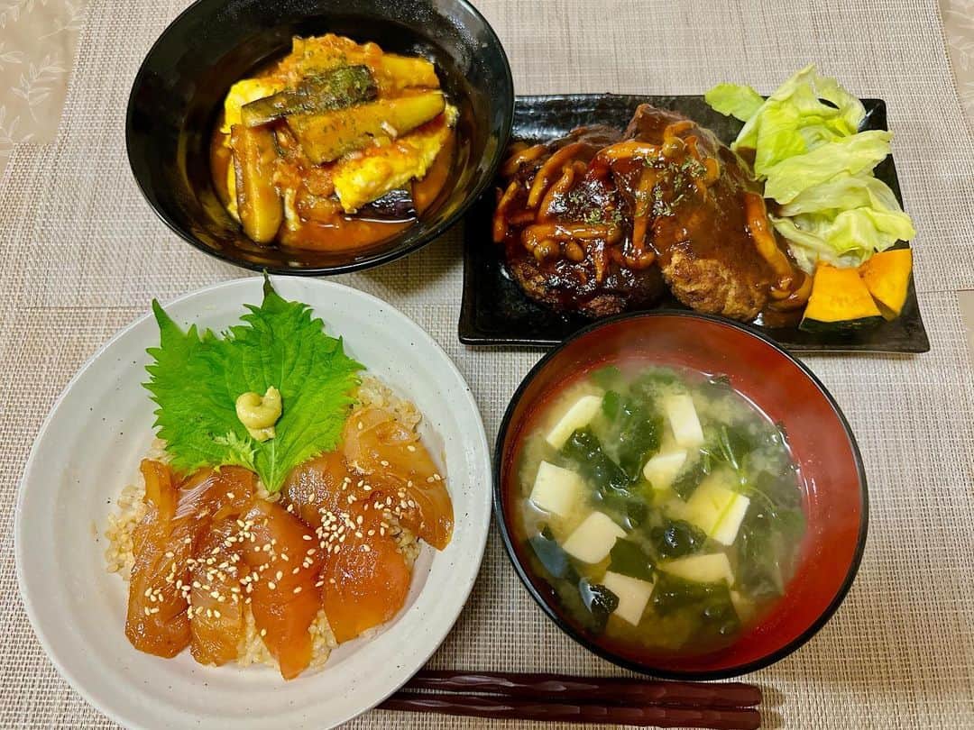 若松春奈のインスタグラム：「#鮪の漬け丼 #ハンバーグ #茄子のチリソース  バレンタインの日にしっちゃかめっちゃかの和洋中になりました。  #料理 #料理勉強中 #自炊 #自炊生活 #自炊女子 #自炊記録 #おうち時間#料理記録 #料理初心者 #自炊日記 #自炊ごはん #ご飯のお供 #ご飯好き #女優飯#女優#若松飯 #cooking #cookingram #cookingtime_stilettoinstyle」