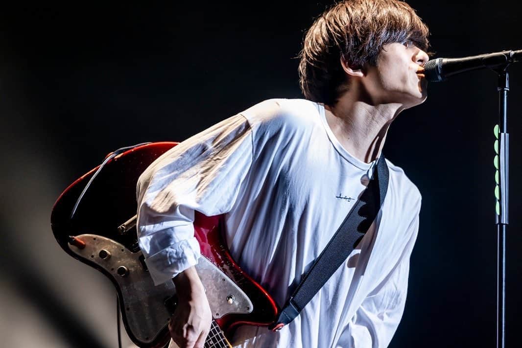 ヤマサキセイヤのインスタグラム：「一曲目「キュウソネコカミ」から始まるツアー  Zepp divercity Tokyo ありがとうございました！！！  マスク着用声出し解禁💥 ライブハウスの熱量が声無しとは比べ物にならないな、最高！！ いちいちエモくなっちまったよ！！！ ホントお互いよく我慢してきた！！称え合おうぜ！！！ ライブハウスで初めて声出せた人もおるんやろな、感慨深い…！ 大阪名古屋もよろしく！！(ё)  写真 @vizkage  #キュウソネコカミ」