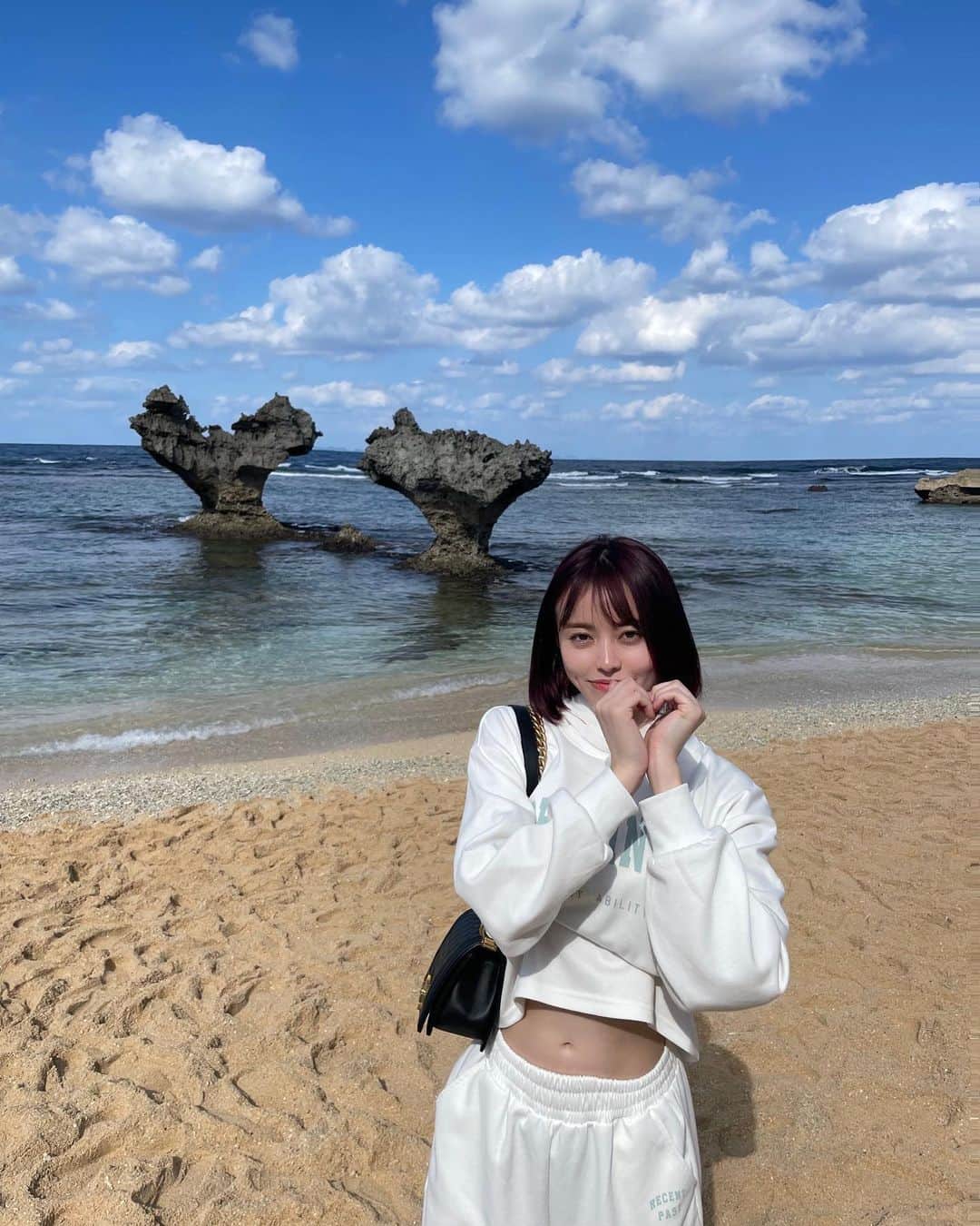 Nayuhaのインスタグラム：「ハートロック♡♡  海が綺麗で温かくて幸せだった . . . . . .  #古宇利島 #古宇利大橋 #古宇利 #沖縄旅行#沖縄観光オススメ #沖縄観光スポット #okinawatrip #okinawagraffiti」