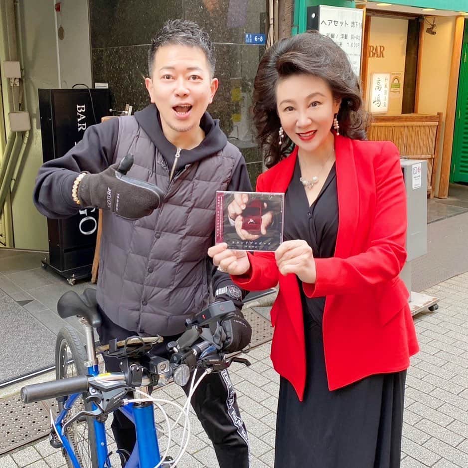 唐沢菜々江のインスタグラム：「1/25に宮迫博之さん @miyasako_hiroyuki のアルバム「セカンドプロポーズ」が発売されましたが皆さんもう聴きましたか？😍  嫁迫さんへの愛が溢れた素敵な歌なのでぜひ皆さんにも聞いてほしいです☺️✨  発売を記念して、自転車で配布凸してくださいました😆  この様子はYouTube 宮迫博之さんのチャンネル 📺宮迫ですッ！【宮迫博之】で 公開されておりますので ぜひご覧ください🥰 チャンネル登録・いいね・コメントも お待ちしております🤗❤️ ⁡ *・。*゜・。・o゜・。*゜・。・o*゜・。*゜・。・ ⁡ YouTube 📺【銀座ななえチャンネル】では、 Instagramでお伝えしきれない 様々な情報を発信しています‼️ プロフィールのURLをタップしてね🥰 @nanae.karasawa  ⁡ *・。*゜・。・o゜・。*゜・。・o*゜・。*゜・。・ ⁡ #宮迫 #宮迫博之 #唐沢菜々江 #菜々江ママ #銀座クラブ #高級クラブ #銀座ななえチャンネル #YouTube」