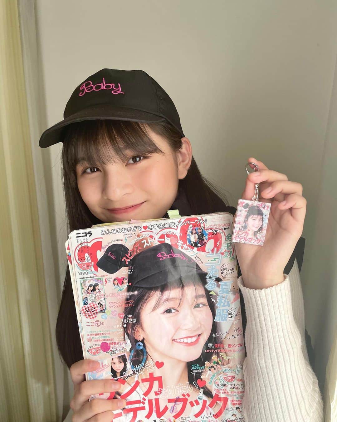 のインスタグラム：「.  ニコラ歴代表紙のカプセルトイゲットしましたー！  私はずっとずっと大好きで憧れの久間田琳加さんのピン表紙をゲットしましたー！💞  エモエモなOGニコモさんのピン表紙4種と25周年号で全5種類あるのでぜひ引いてみてねー🫶🏻  #有坂心花 #ニコラ #nicola #ニコラ3月号発売中 #ニコモ #カプセルトイ #ガチャガチャ #アクキー」