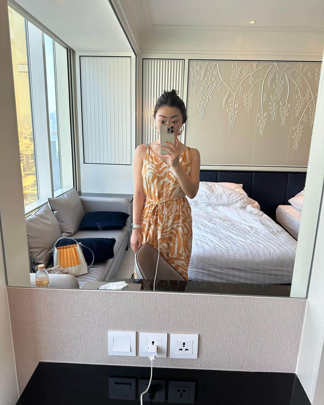 CRAZY COCOのインスタグラム：「Here I come in Bangkok with my mom ! “Going abroad for work” is one of my resolutions in 2023 . I kept saying it and now it’s already come true ! If you have something you wanna achieve, don’t be shy and just say it  louder ! It will come true :)  とある企画で正子ちゃんとバンコクに行ってきたで🇹🇭 こんな幸せな事ない🥹🫶 2023年の目標の一つに「仕事で海外行く！」と決めて 口にも出して言ってたらソッコー叶って驚いてるで！笑  運が良いってほんまに思うけど ちゃんと口に出す事で誰かが覚えてくれてて 「あの子、そういや●●やりたいって言うてたな！」 って実現するチャンスが急に巡ってくる✌🏻 叶えたい事は恥ずかしがらずに口に出そう！ 叶えたい事の価値は自分だけ知ってれば良いねん🌈🙋‍♀️  #thailand  #bangkok #タイ #タイ旅行  #バンコク #旅行客でごったがえしの空港 #えぐい渋滞 #バンコク来たって感じ懐かしい #来てソッコー #黄体ホルモンの奴隷 #日本の生理用品が世界一 #日清 #カップヌードル #妖怪麺啜り #うさこはお留守番 #eyebrowtattoo  #microblading  #眉毛アートメイク #眉毛タトゥー #1週間は #クレヨンしんちゃん #状態になるで #眉毛にしか目が行かへんて言われる #来週大事な収録 #果たして眉毛は大丈夫なのか #それも含めて乞うご期待」