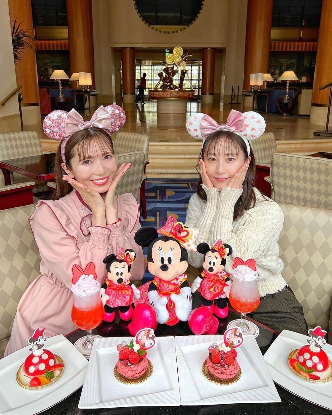 松井玲奈のインスタグラム：「🎀🍰🍓 @ainyan_0302  2人で大好きなミニーちゃんのメニューを堪能しました💓💓」