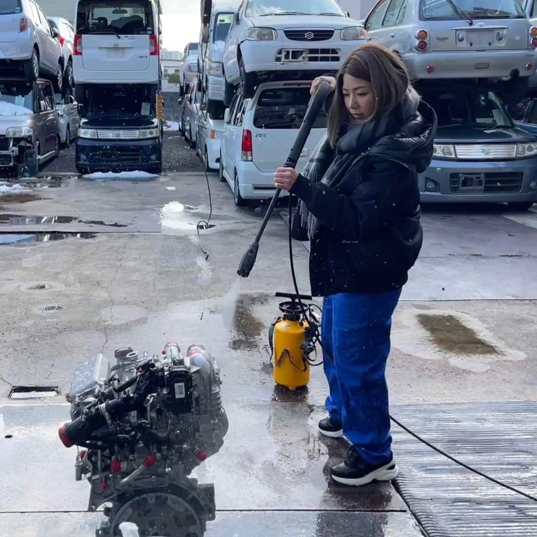 ゆき（メカドル）のインスタグラム：「＊ 雪降る寒空のなか エンジン洗ってたの 褒めてほしい そしてエンジン洗浄液も 買ってほしい☃️☃️w @mechadol_yuki の ストーリーから買えるよ🥳」