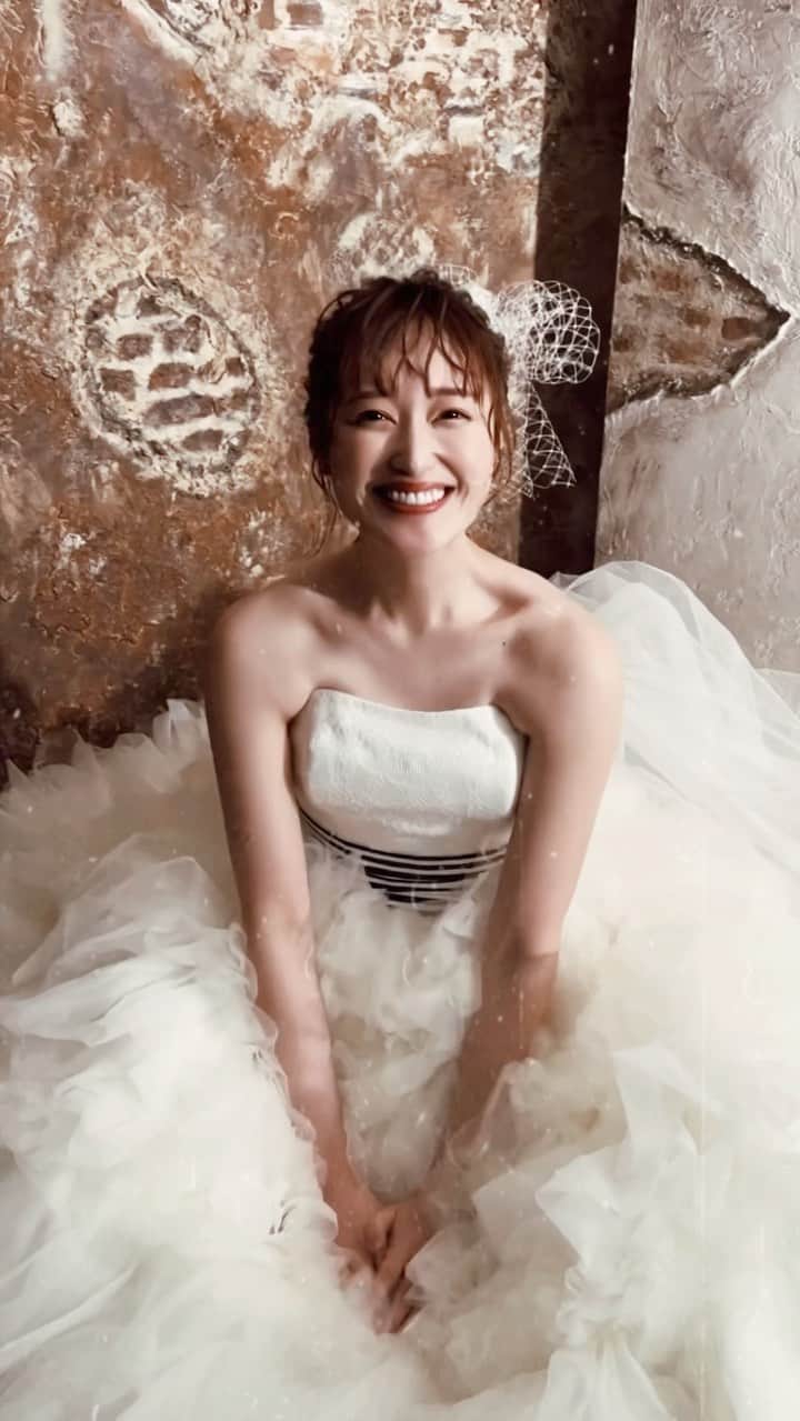 白い雪乃のインスタグラム：「私なんかがウェディングドレスのモデルをやらせていただきました^ ^ にこにこ^ ^ とっても楽しかった🤍  #ウェディングドレス#ウエディングフォト#北海道#札幌#ススキノ#バルセロナ#花嫁#韓国#ドレス#モデル#ポニーテール#ヘアメイク#wedding」