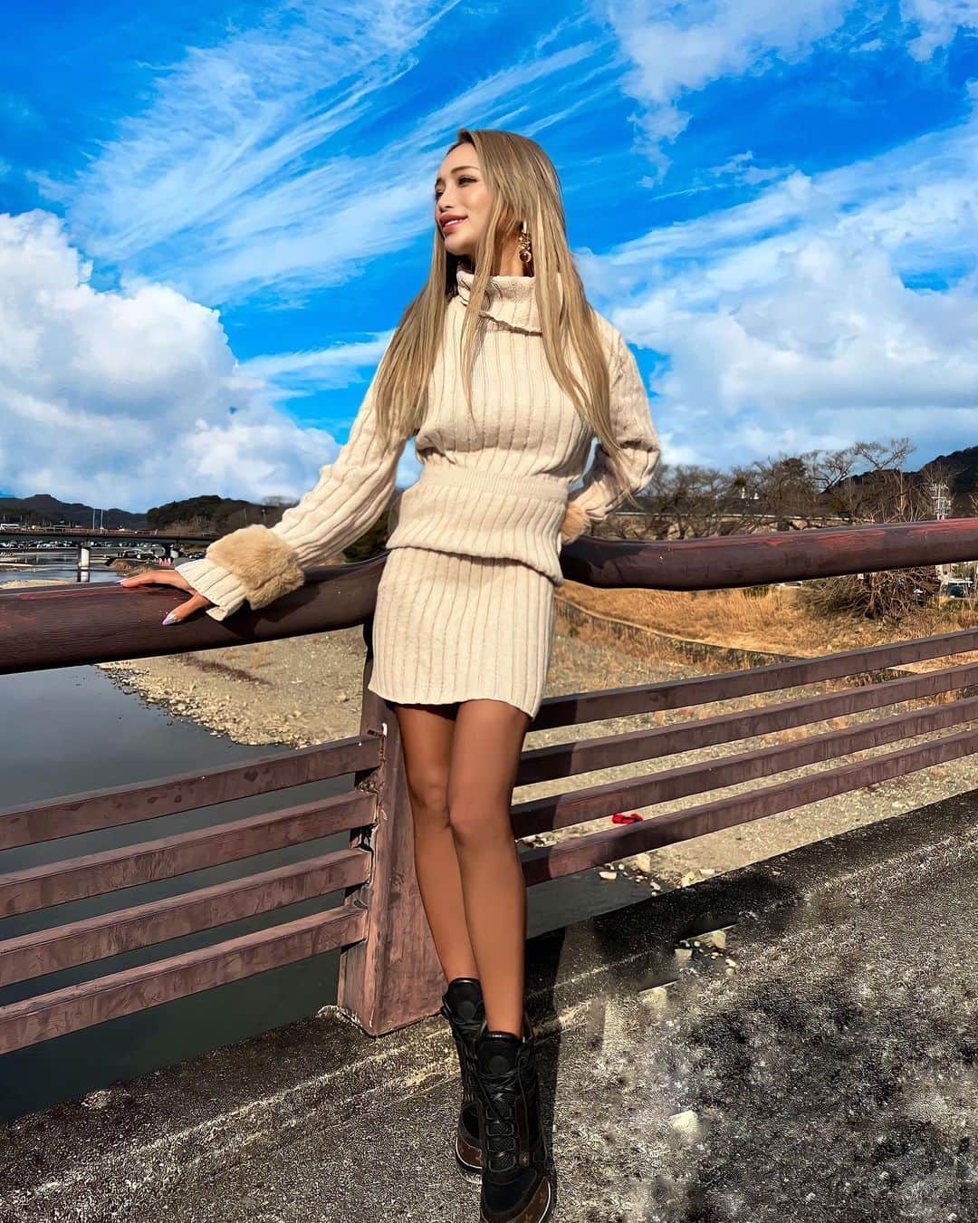 のインスタグラム：「It was cold from the morning again today🫠I wonder if it will get warmer soon😘💞  今日も寒かったなぁ!(´▽｀)早く暖かくなあれ💓💙  先日伊勢神宮に行ってきました😍❤️‍🔥やはり伊勢神宮はパワースポットだやぁ(｡•᎑•｡)♡♬  1年に1回は行きたい(~¯︶¯)  食べ歩きも楽しいし、歩いてるだけでハッピーになる- ̗̀ 👑🫶🏻 ̖́-  この日のカラコンは 新商品のロリポップピンク💞  ゴールドラメが入っていて、めっちゃかわいいᰔᩚᰔᩚ  パッケージもかなり変わってギラギラ(૭ ᐕ)૭🌟🌟  カラコン詳細▶ カラー：lollipop pink DIA：14.4mm  PR @loveil_official  #loveil  #ロリポップピンク #カラコン #カラーコンタクトレンズ #カラーコンタクト #ラヴェール #カラコン紹介 #伊勢神宮 #伊勢神宮おかげ横丁 #sheinコーデ」