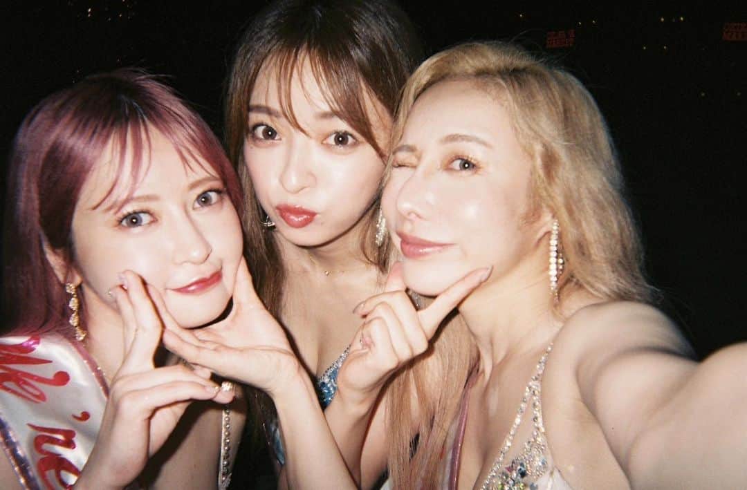 ヘラヘラ三銃士のインスタグラム：「写真集発売まであと【5日】」