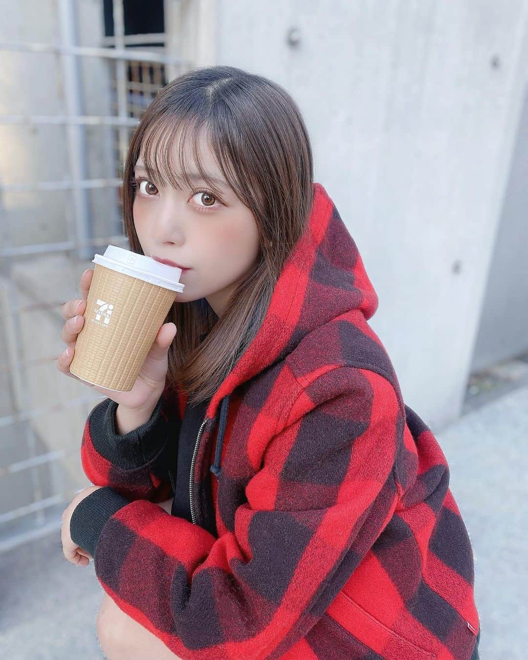 江﨑葵のインスタグラム：「. . . ☕️ . . . みんなは何の飲み物が好き？ ちなみに私はルイボスティー！ (この写真はカフェラテだけど笑) . . . #supreme #jpn #photo #ootd #instagood #f4f #l4l #followme #일본인 #얼짱 #소통해요 #팔로우 #虹色の飛行少女 #アイドル #youtuber」