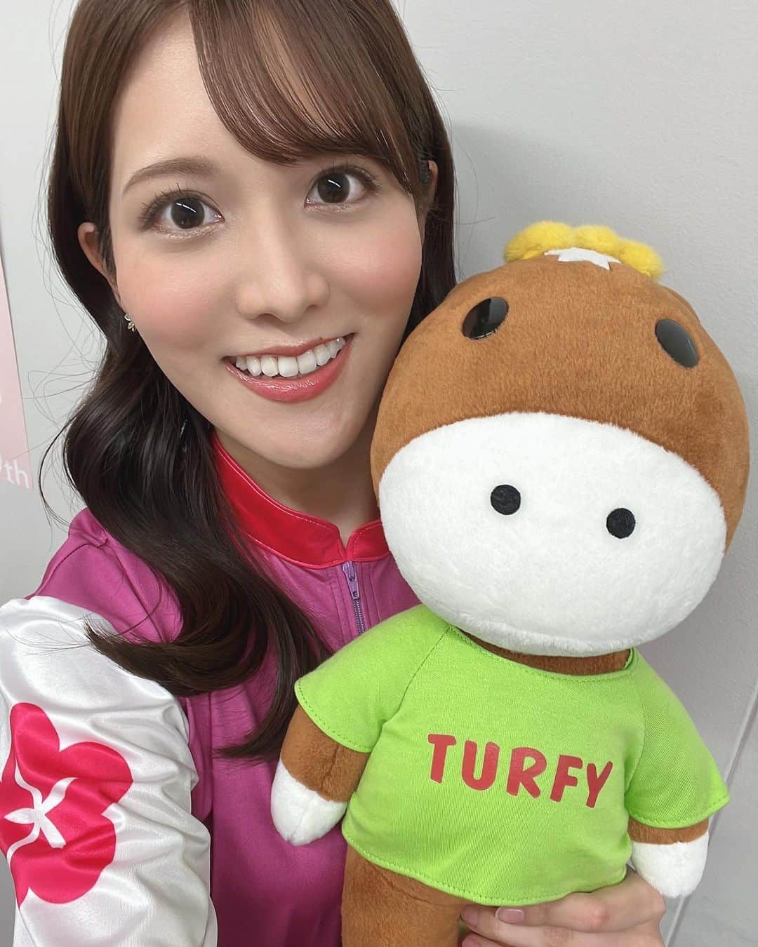 のインスタグラム：「小倉大賞典まであと＼4日／ * 今日はターフィーくんとのお写真です🐴💗 * 2023年2月19日㈰は 小倉競馬場でGIII 小倉大賞典が行われます✨  第4レース終了後にはイベントステージにて 調教ハンターの天童なこさんと小倉大賞典の予想会を行います🐴  そして12レース終了後にはパドックで なかやまきんに君トークショー💪  是非とも1日を通して小倉競馬場で 楽しんで頂けたらと思います💕 どうぞ宜しくお願い致します✨」