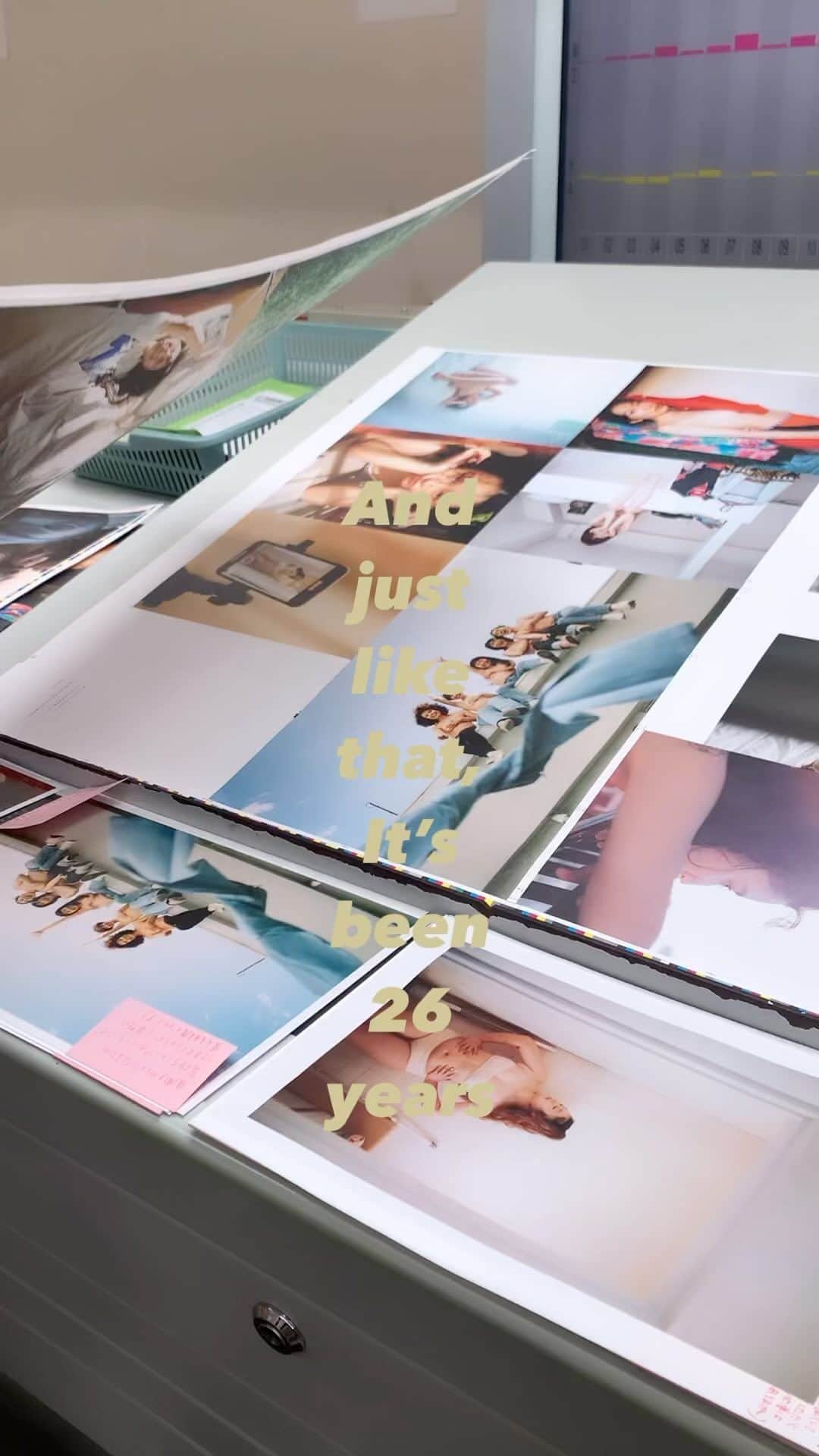 花盛友里のインスタグラム：「“And just like that,it’s been 26years” “そんなふうにして26年が経った” 3/28の個展の日から発売する写真集も佳境！！ヌードや寝起き女子寝起き男子、バックパッカー時代の写真や10代の頃からの写真など全て盛り込んだ写真集！  長野の松本にある藤原印刷さんまで印刷立ち会いしてきました。  みなさん本当に本当にいい人ばかりで、涙ちょちょぎれるかと思いました。 そして何より、こんなに綺麗に色出るの？！！！ってくらいに印刷がうまくて！！！！ 感動通り越して、勉強なります！！！ってなりました。 いやほんと人生学ぶことだらけです。  ってことで、もうほんとにほんとにほんとに、胸を張って「いい写真集です！！」って世界の中心で叫べるくらいいいのが出来てます、早くみてもらいたいー！！！！」